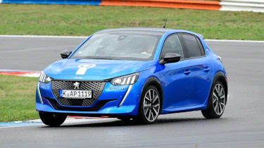 Peugeot 208 - front cornering