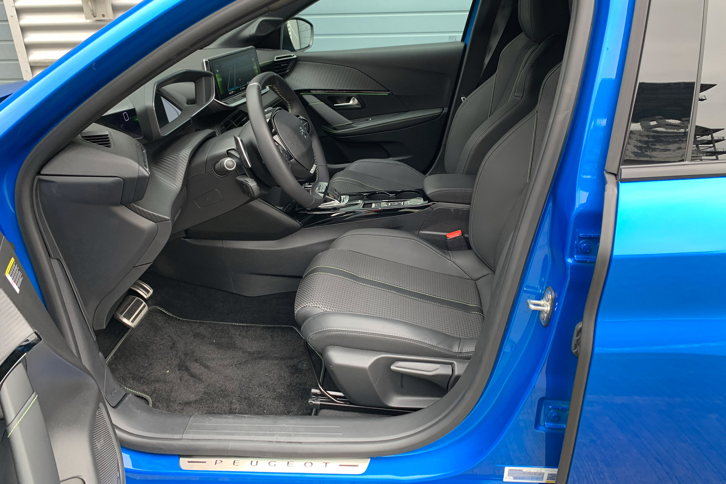 Peugeot 208 - front seats