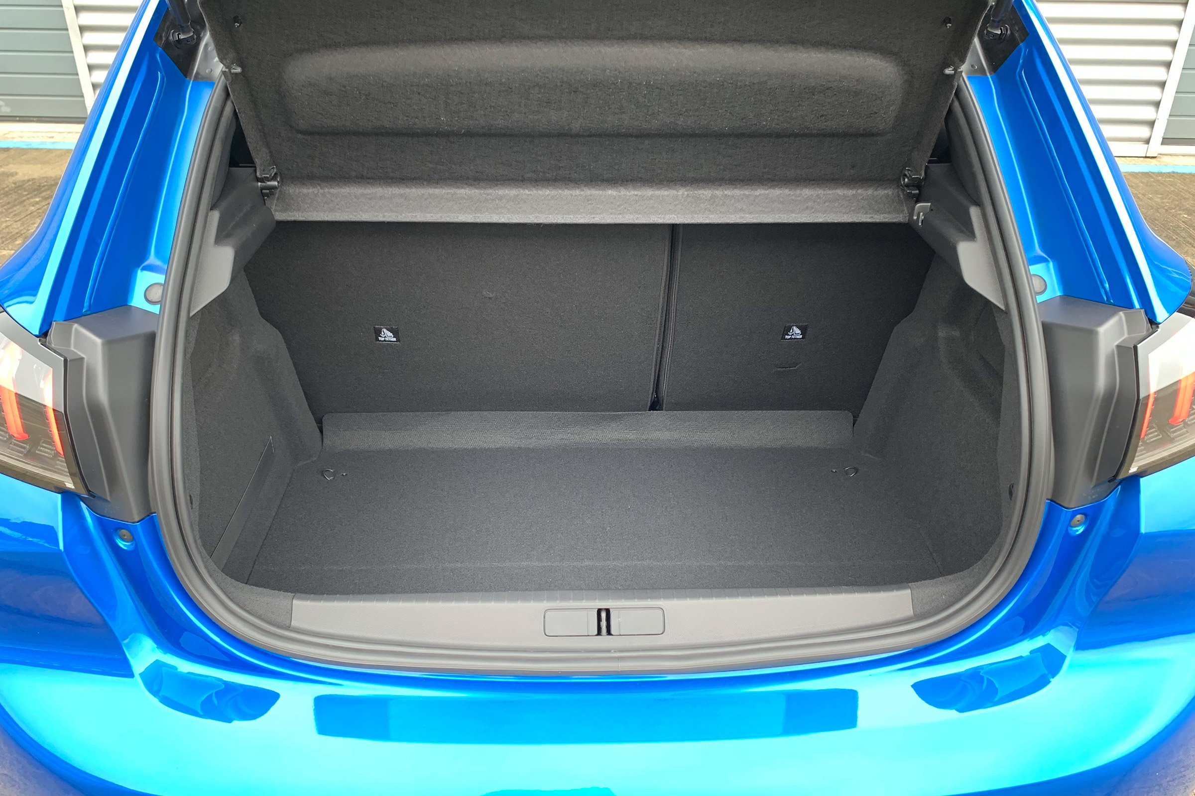 Peugeot 208 - boot
