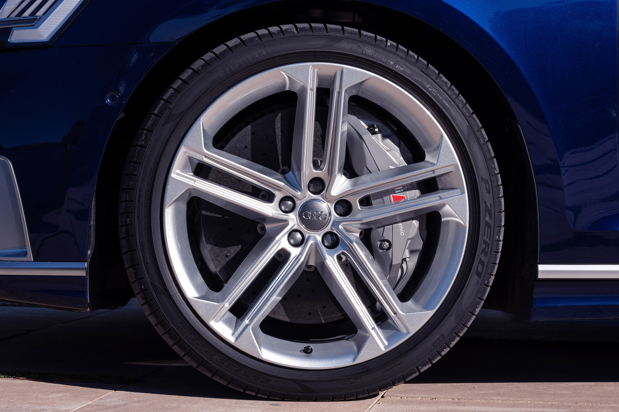 Audi S8 - wheel