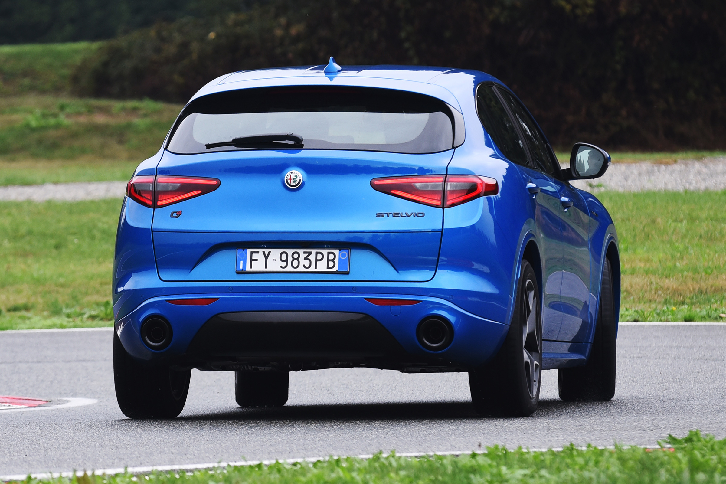 Alfa Romeo Stelvio - front cornering 