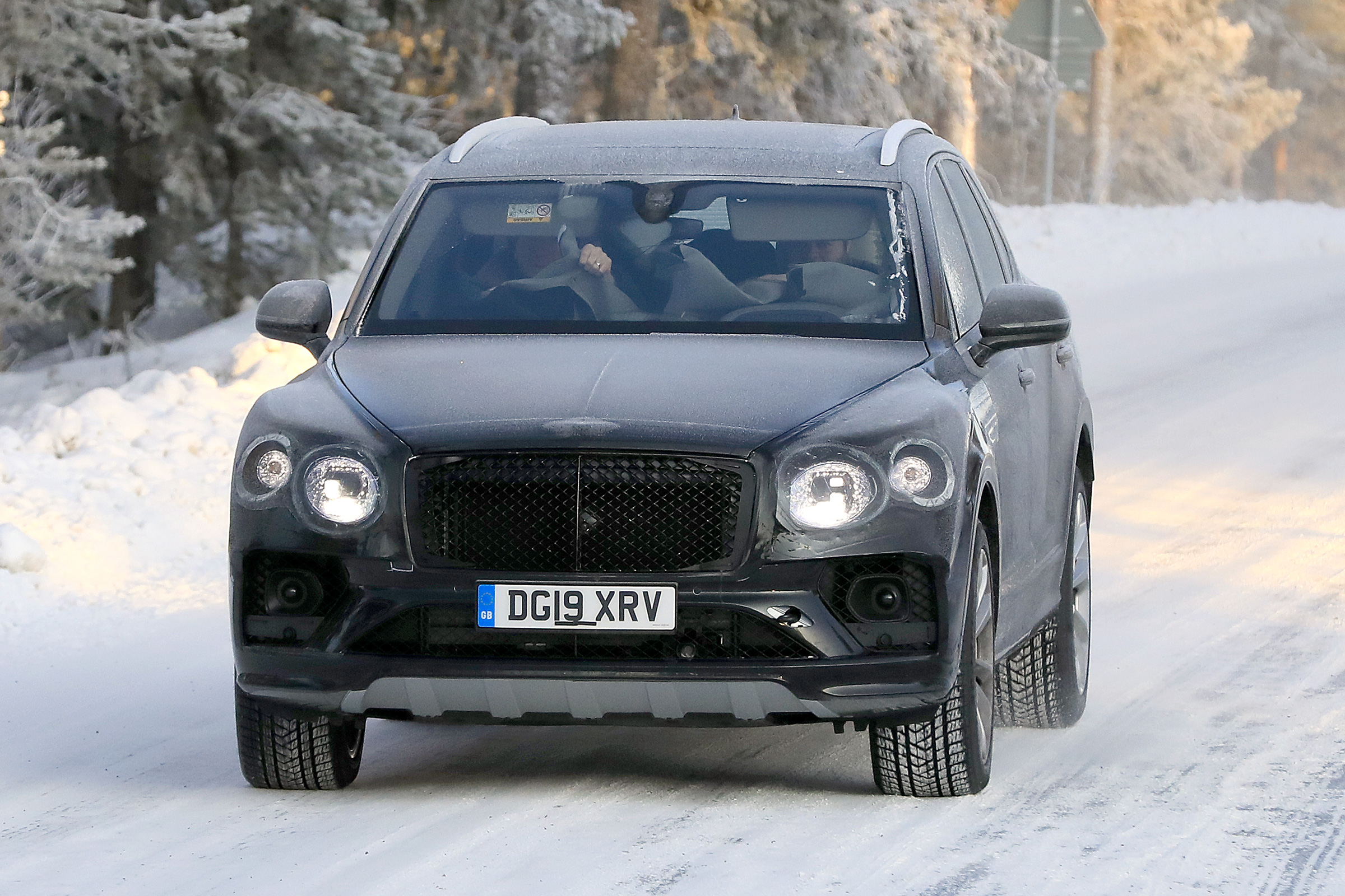 Bentley Bentayga - spies - front tracking