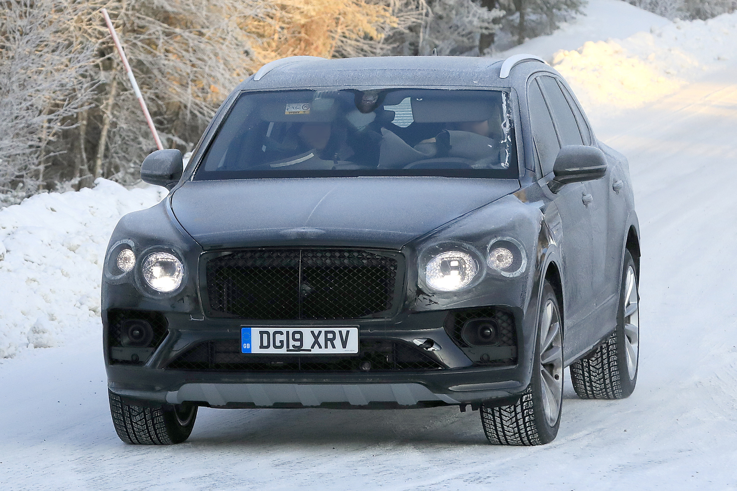 Bentley Bentayga - spies - front tracking