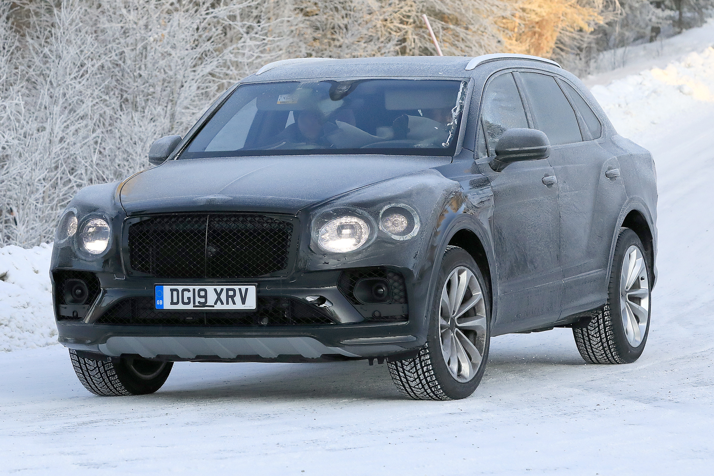 Bentley Bentayga - spies - front 3/4 tracking