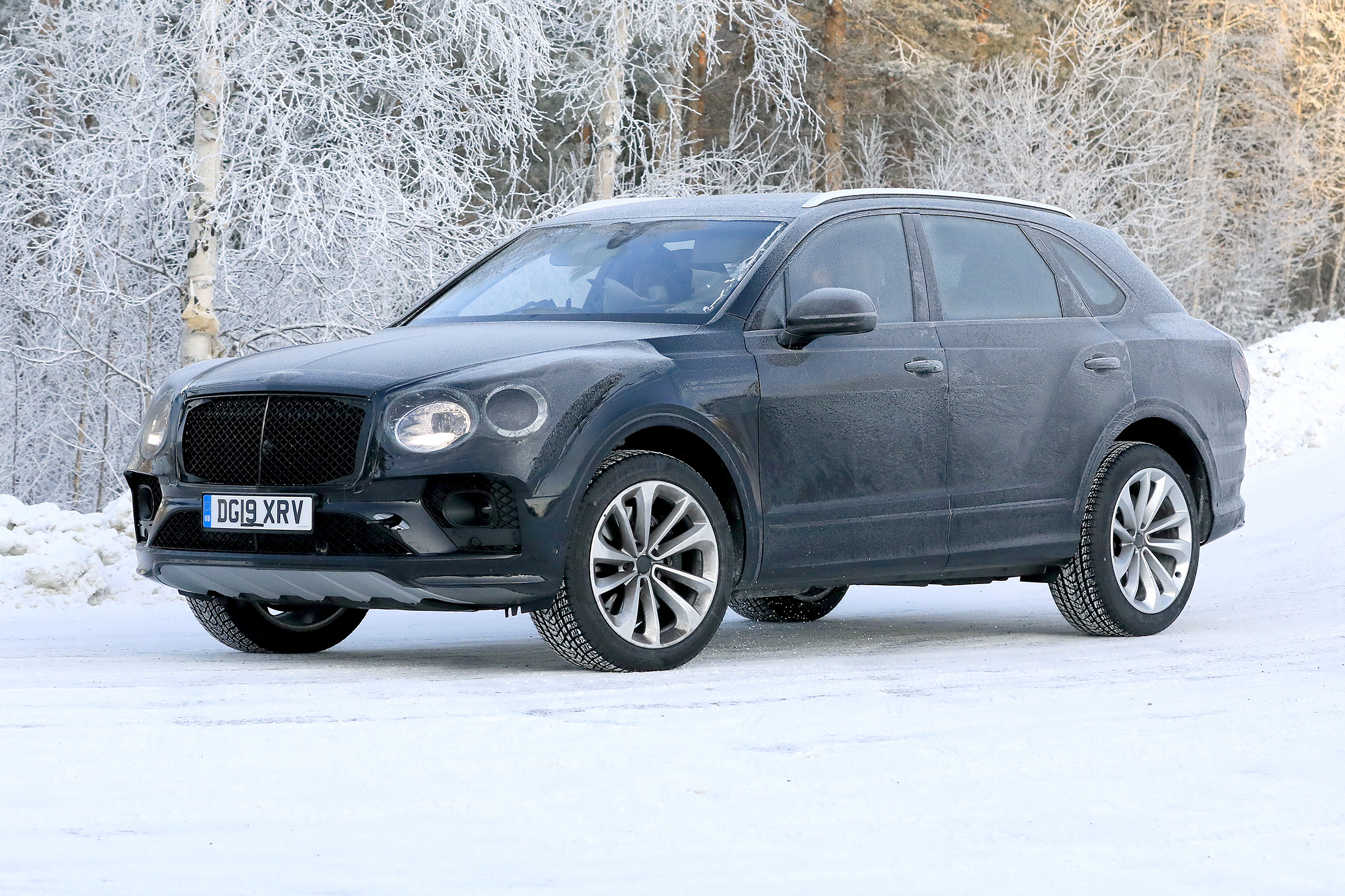 Bentley Bentayga - spies - front 3/4 tracking