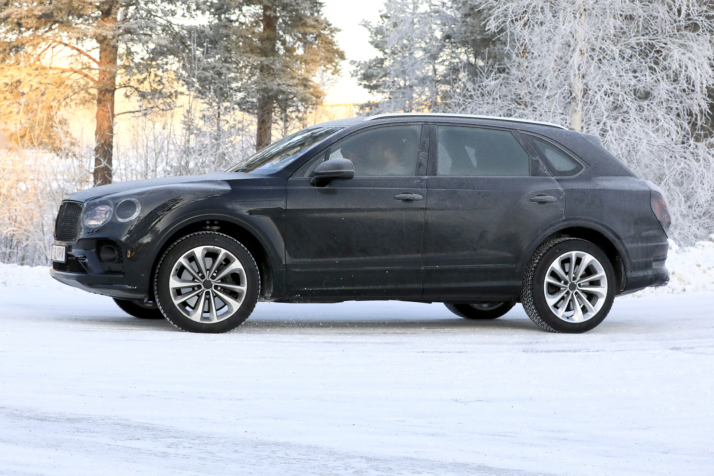 Bentley Bentayga - spies - side tracking