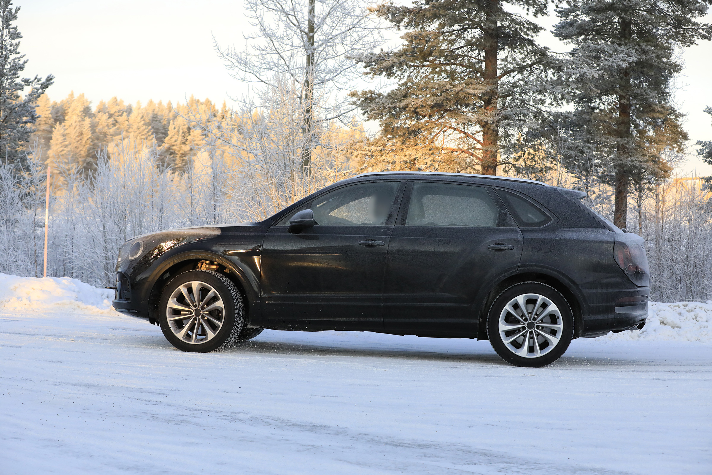 Bentley Bentayga - spies - side tracking