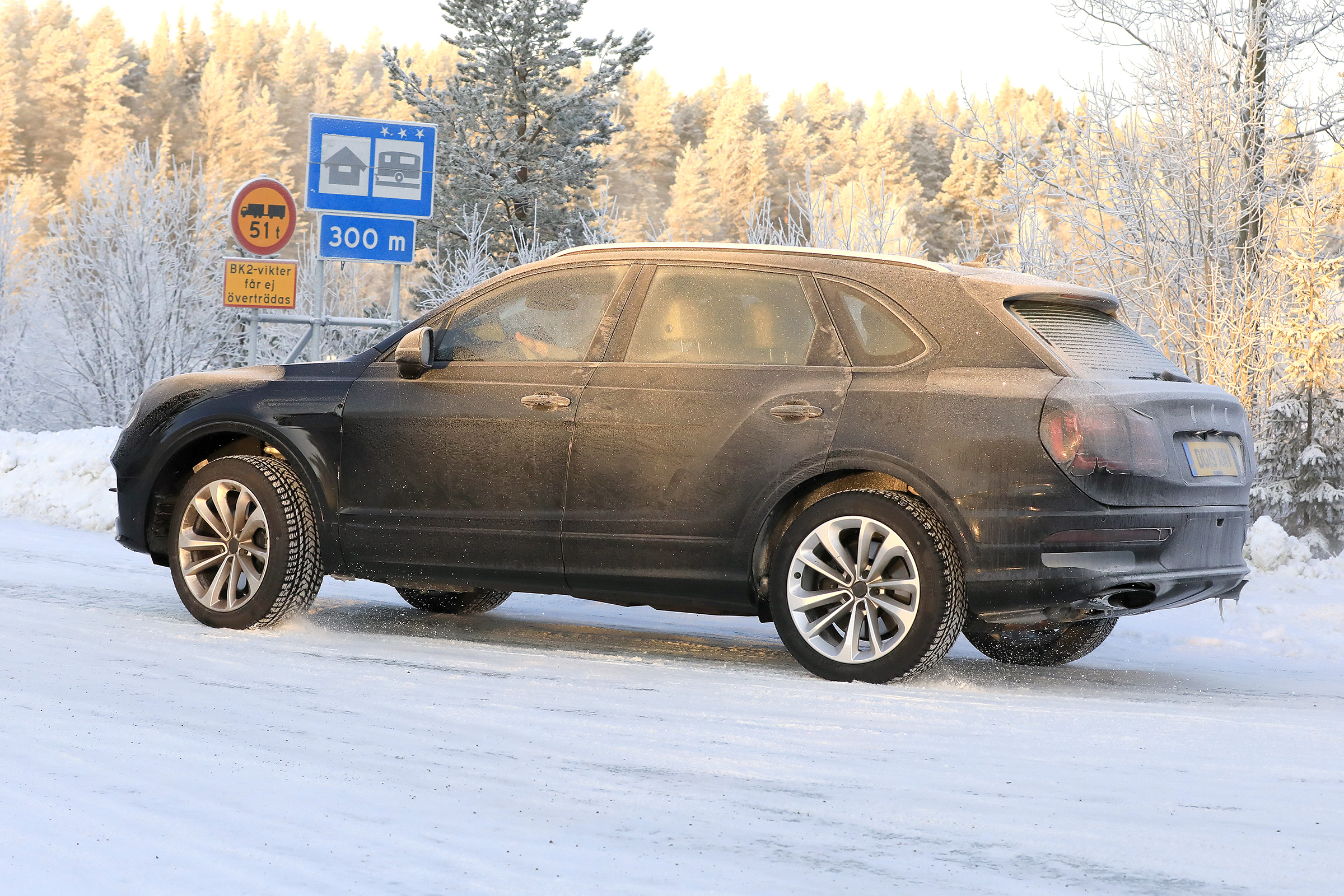 Bentley Bentayga - spies - side tracking