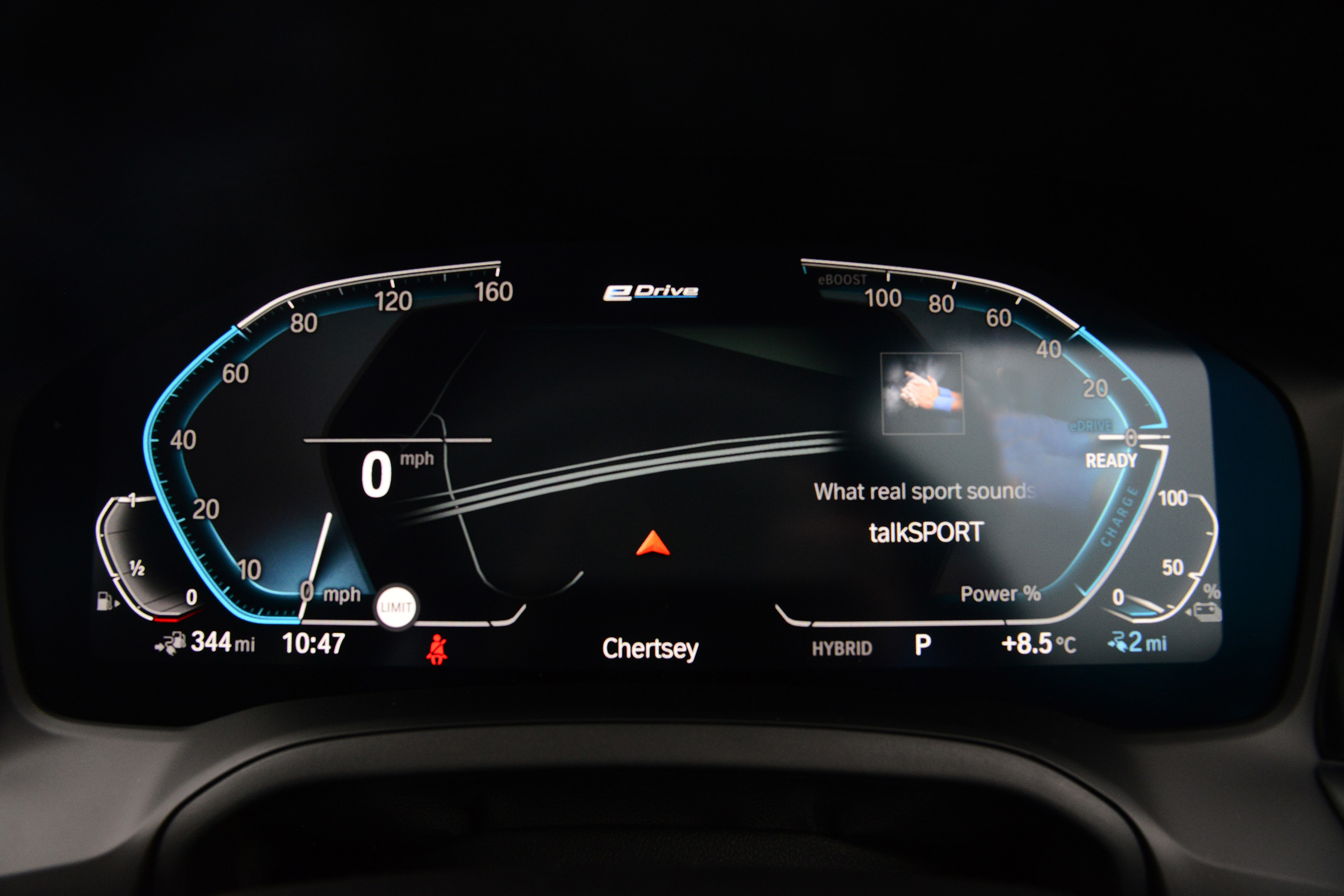 BMW 330e - dials