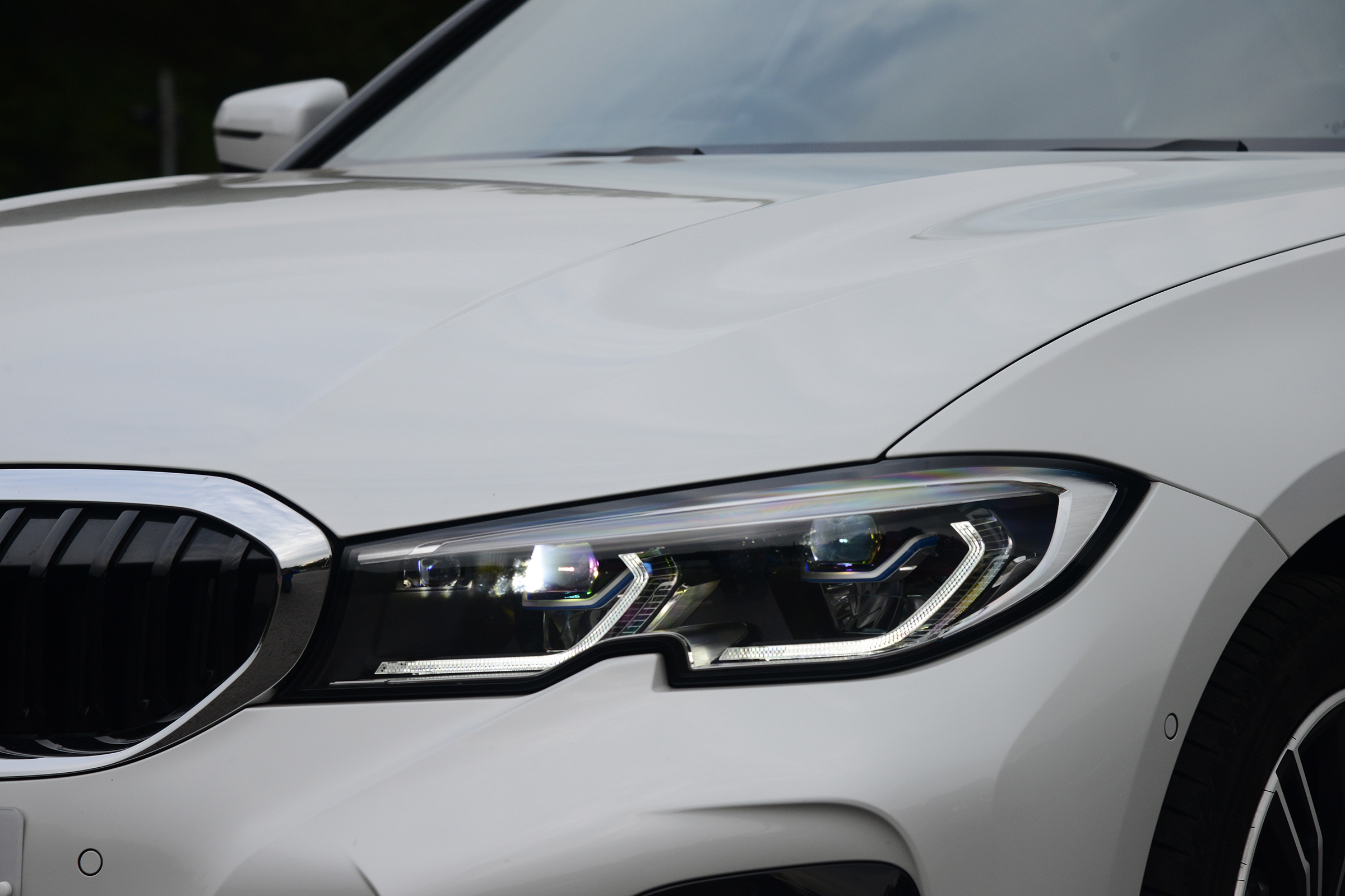 BMW 330e - headlight