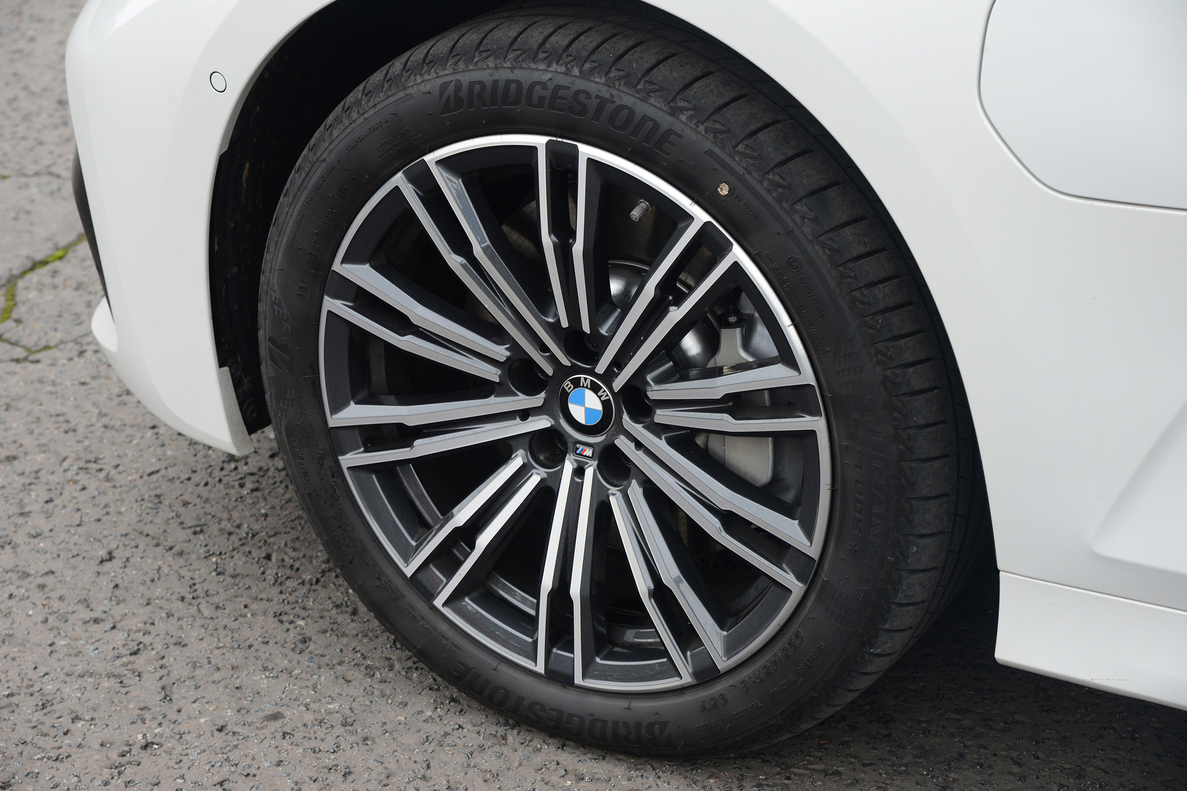 BMW 330e - wheel