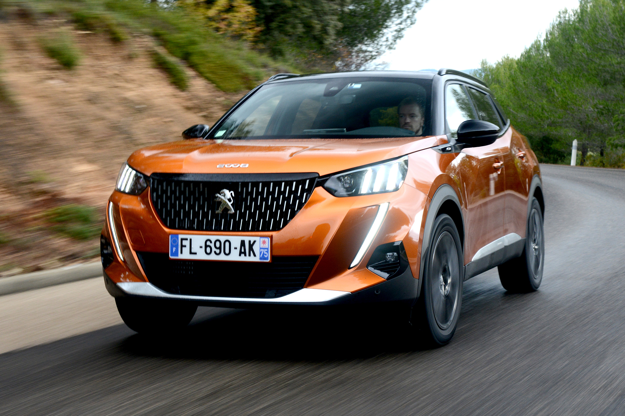 Peugeot 2008 - front tracking