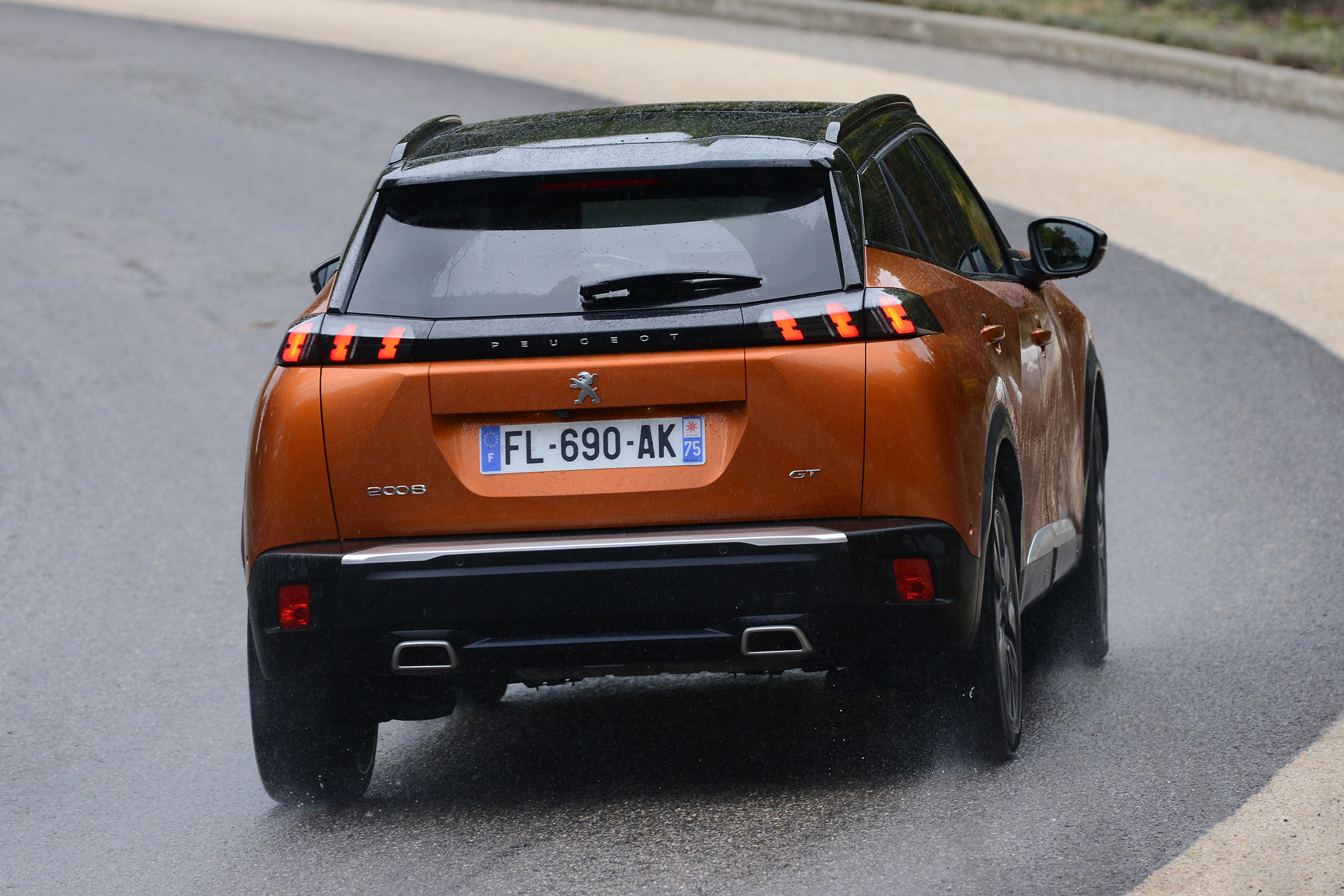 Peugeot 2008 - rear cornering