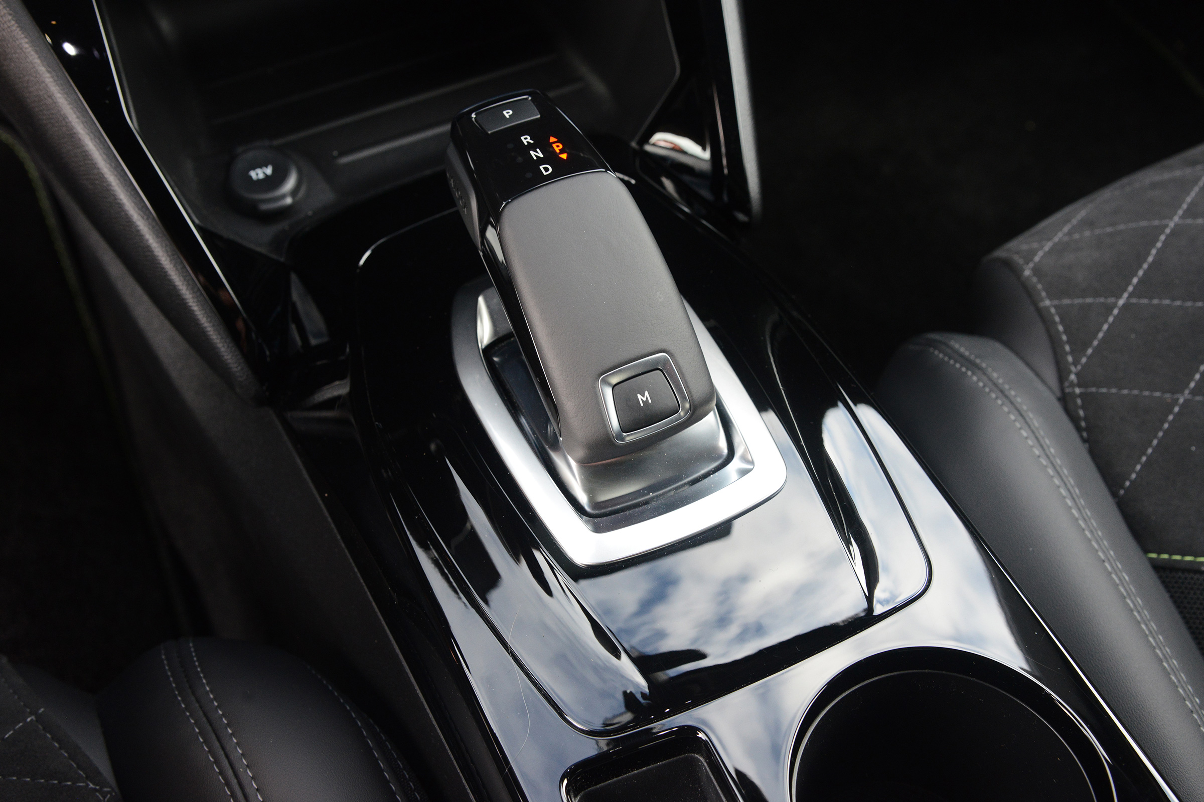 Peugeot 2008 - gear selector 