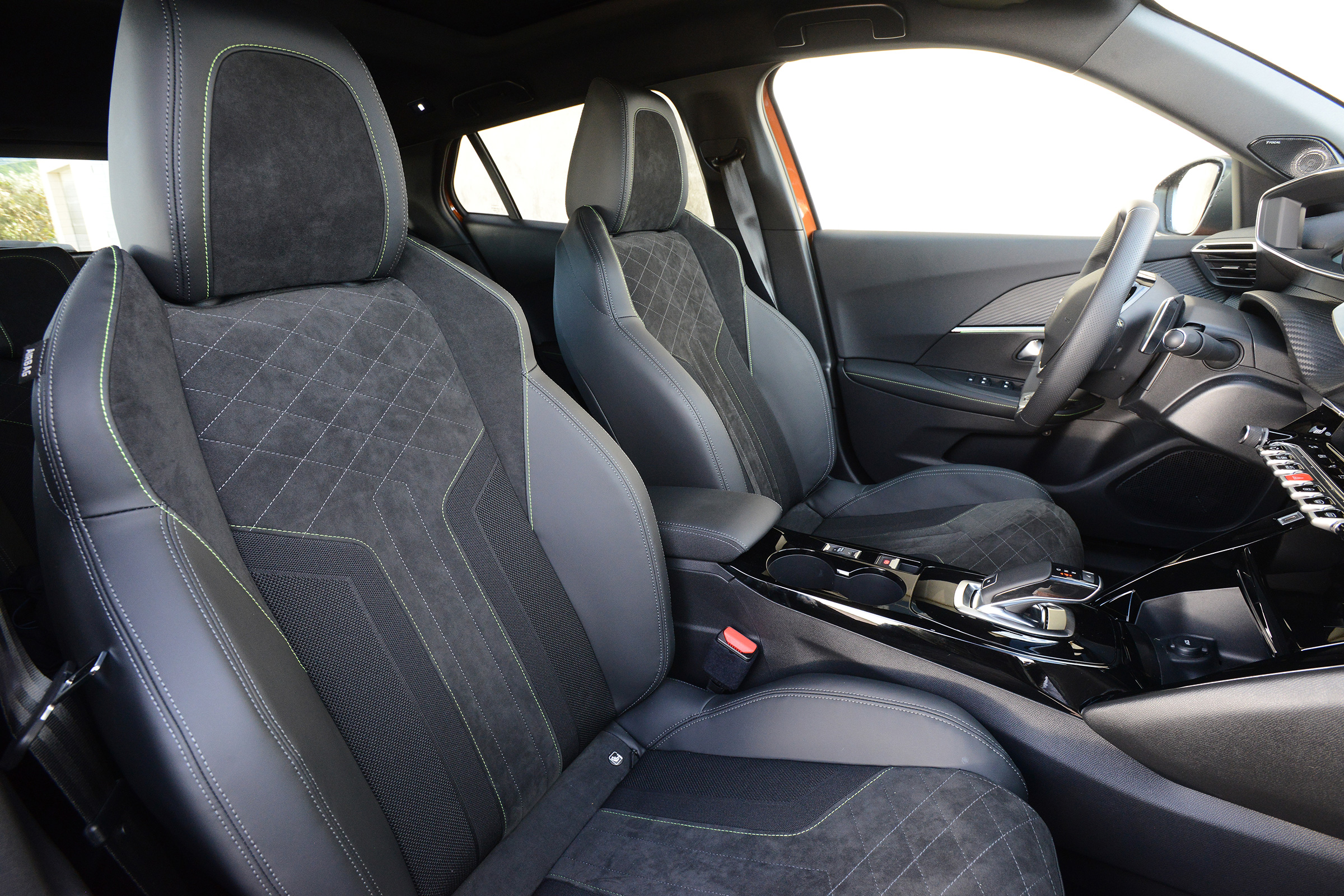Peugeot 2008 - front seats
