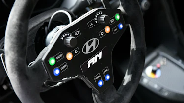 Hyundai RM19 - steering wheel
