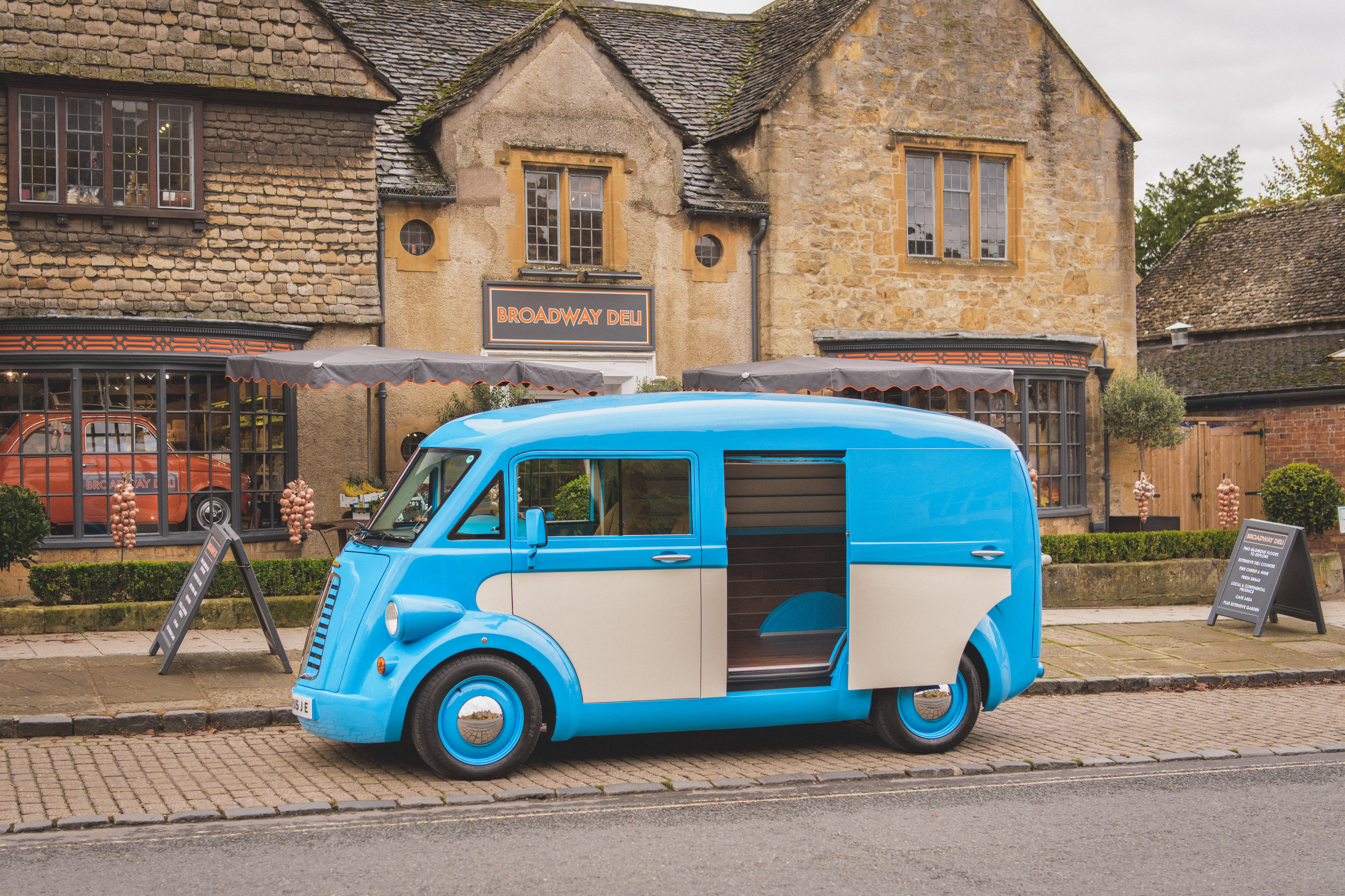 Morris JE - side door open