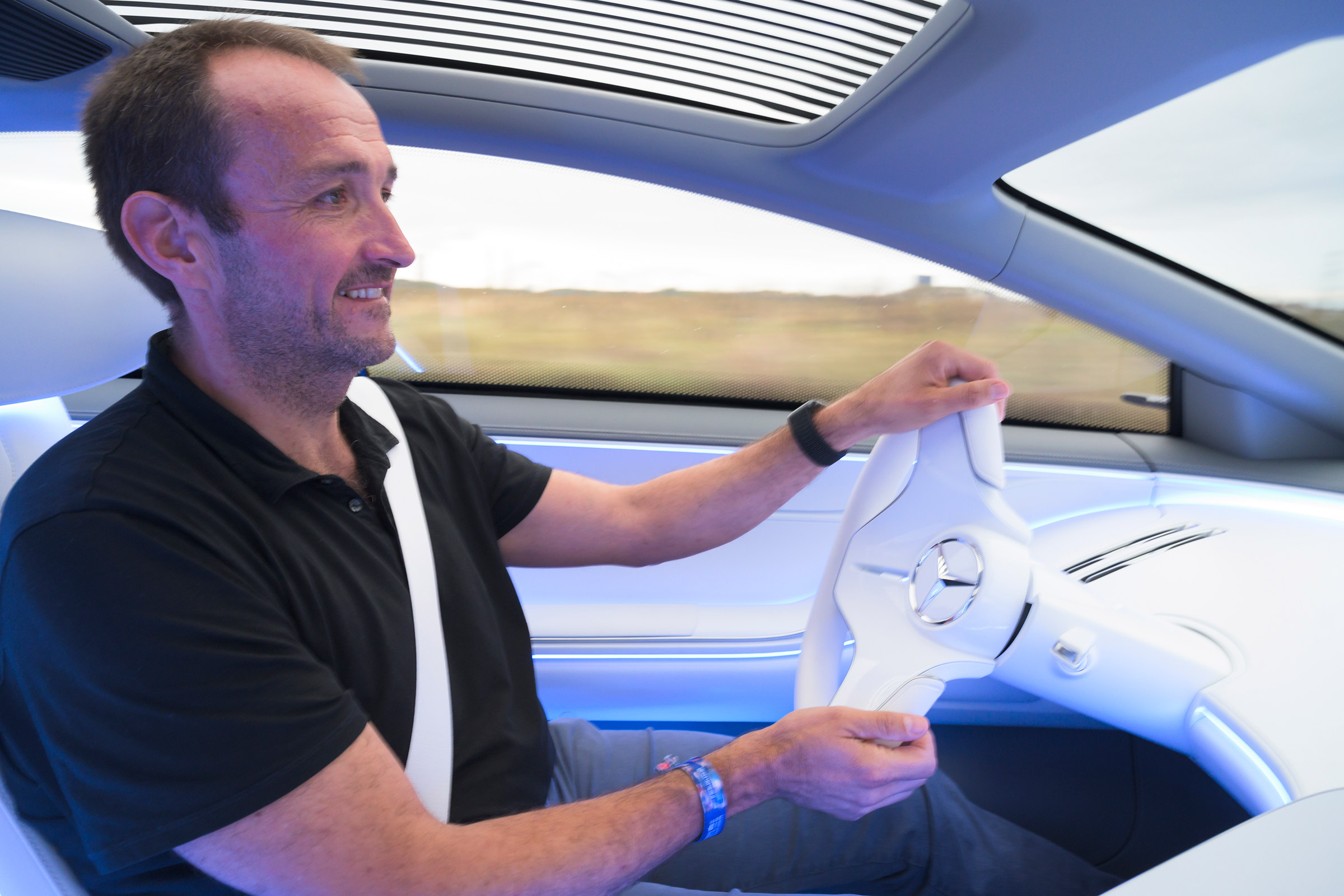 Mercedes EQS - Thomas Geiger driving