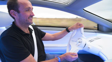 Mercedes EQS - Thomas Geiger driving