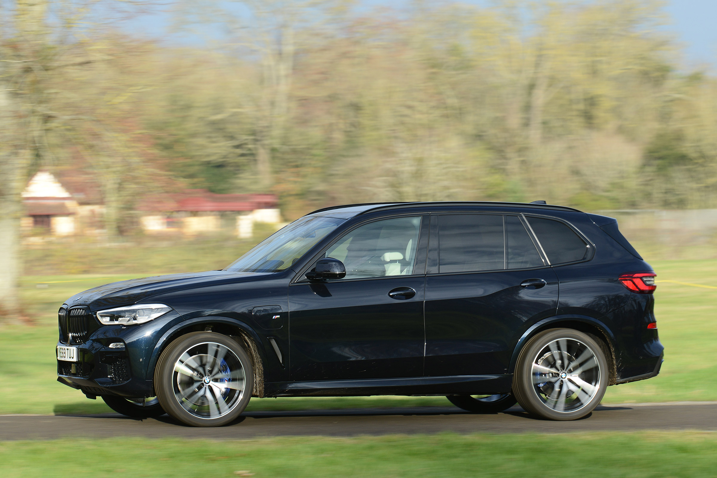 BMW X5 xDrive45e - side