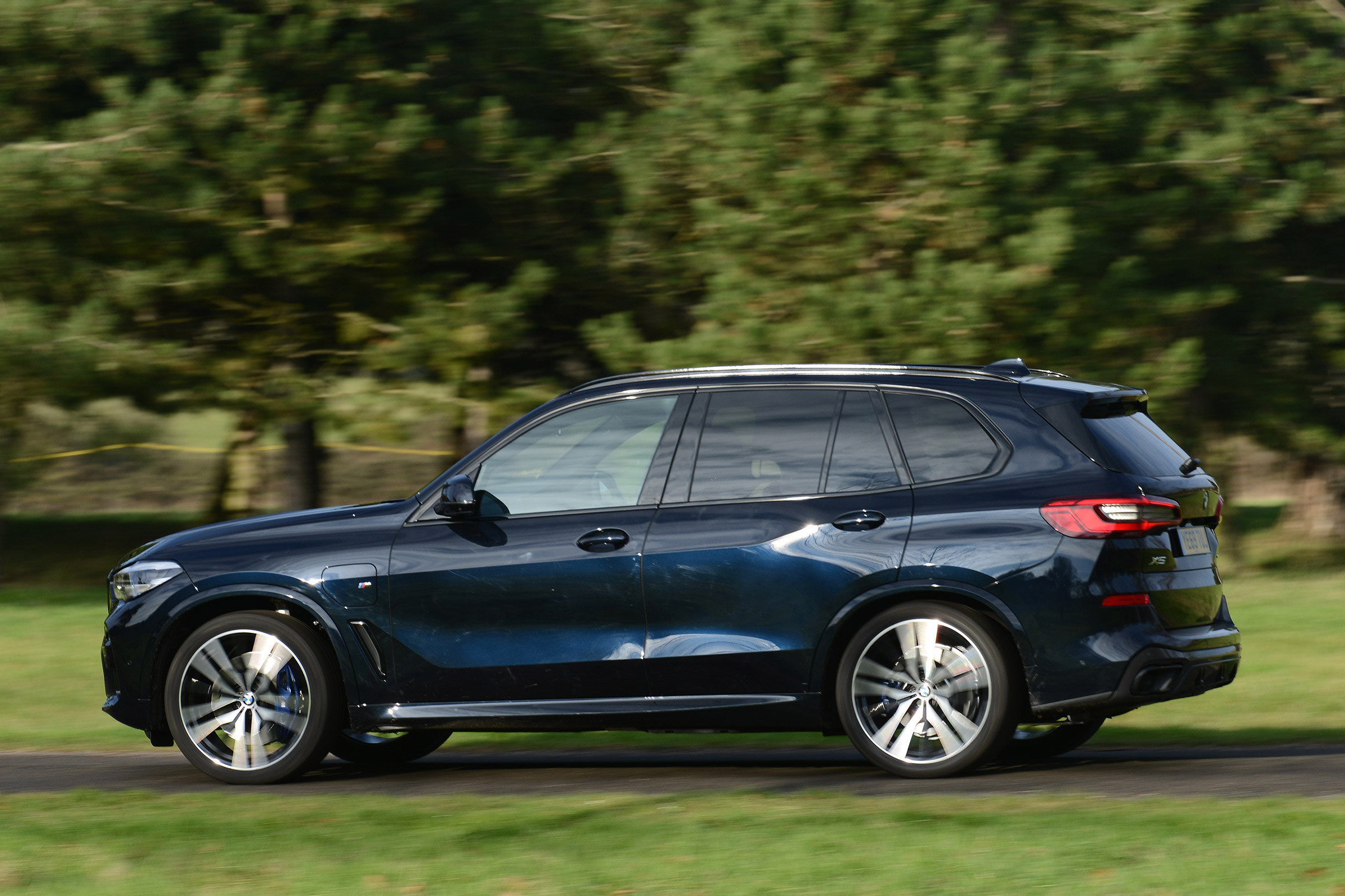 BMW X5 xDrive45e - side action