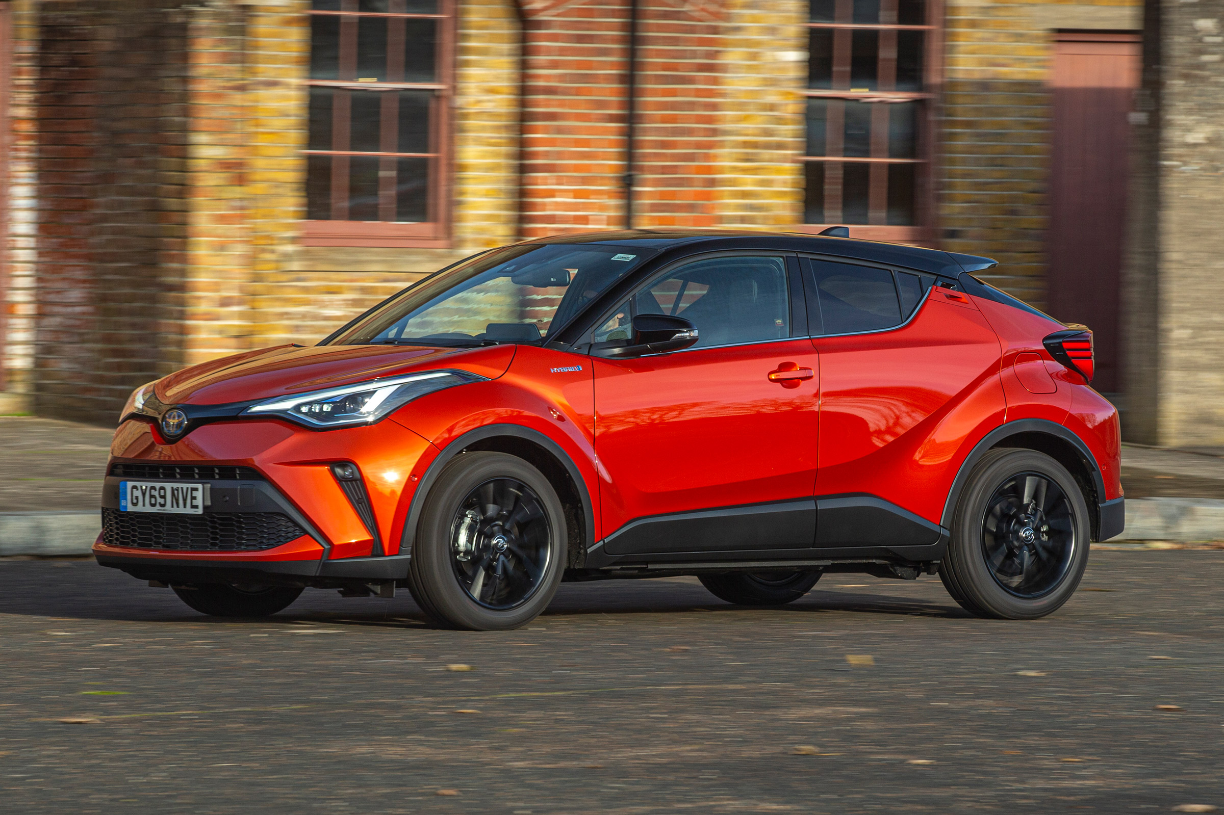 Toyota C-HR - front action