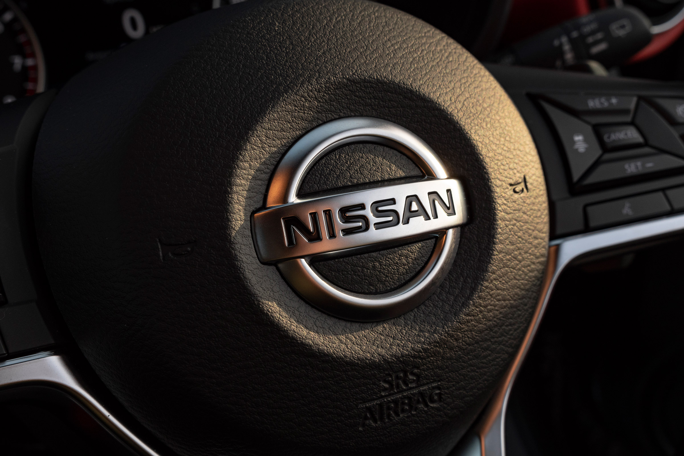 Nissan Juke - steering wheel badge