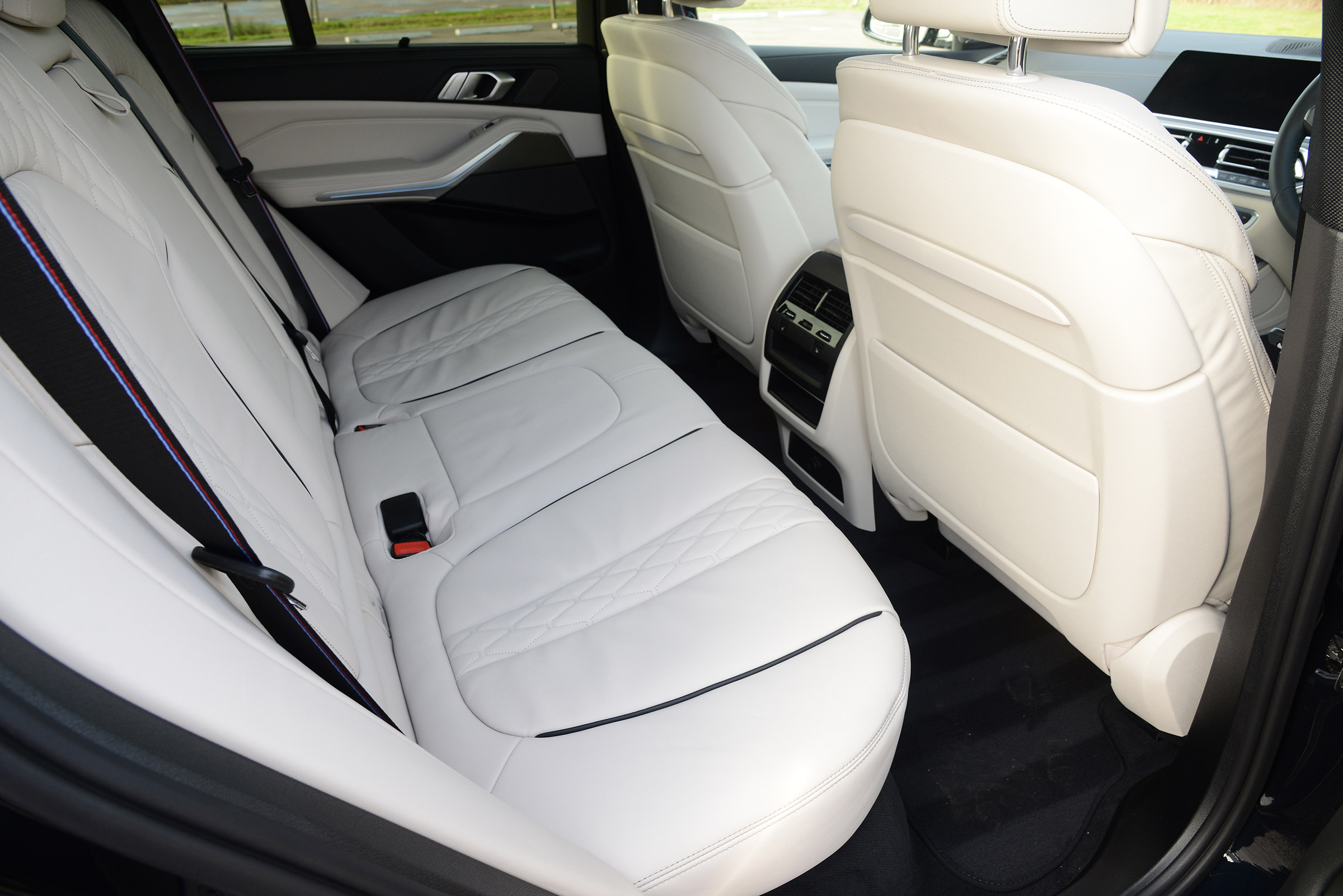 BMW X5 xDrive45e - rear seats
