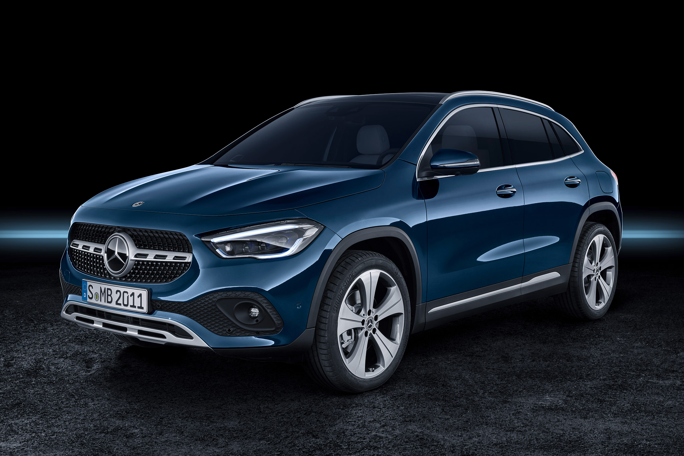 Mercedes GLA - front studio