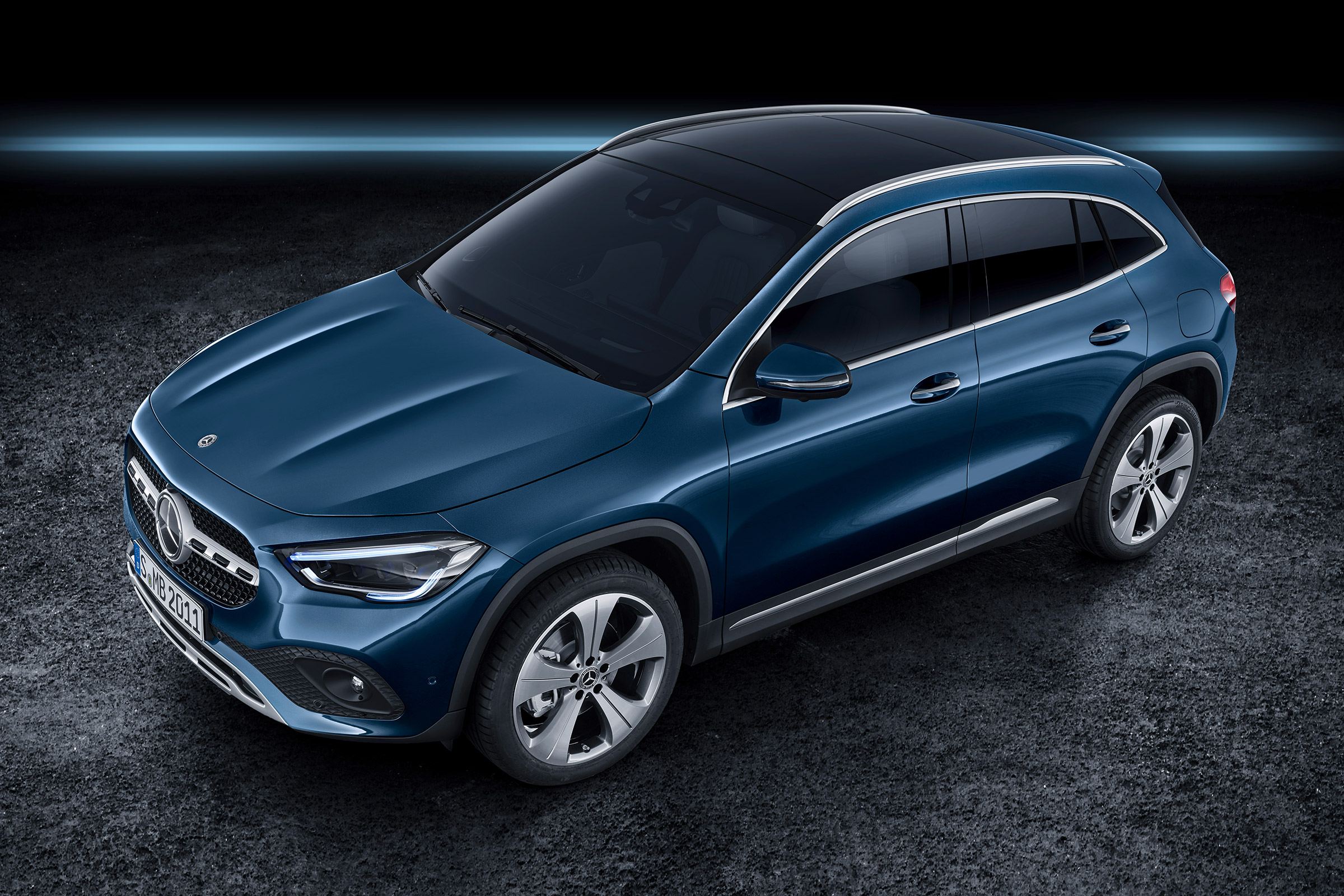 Mercedes GLA - above studio