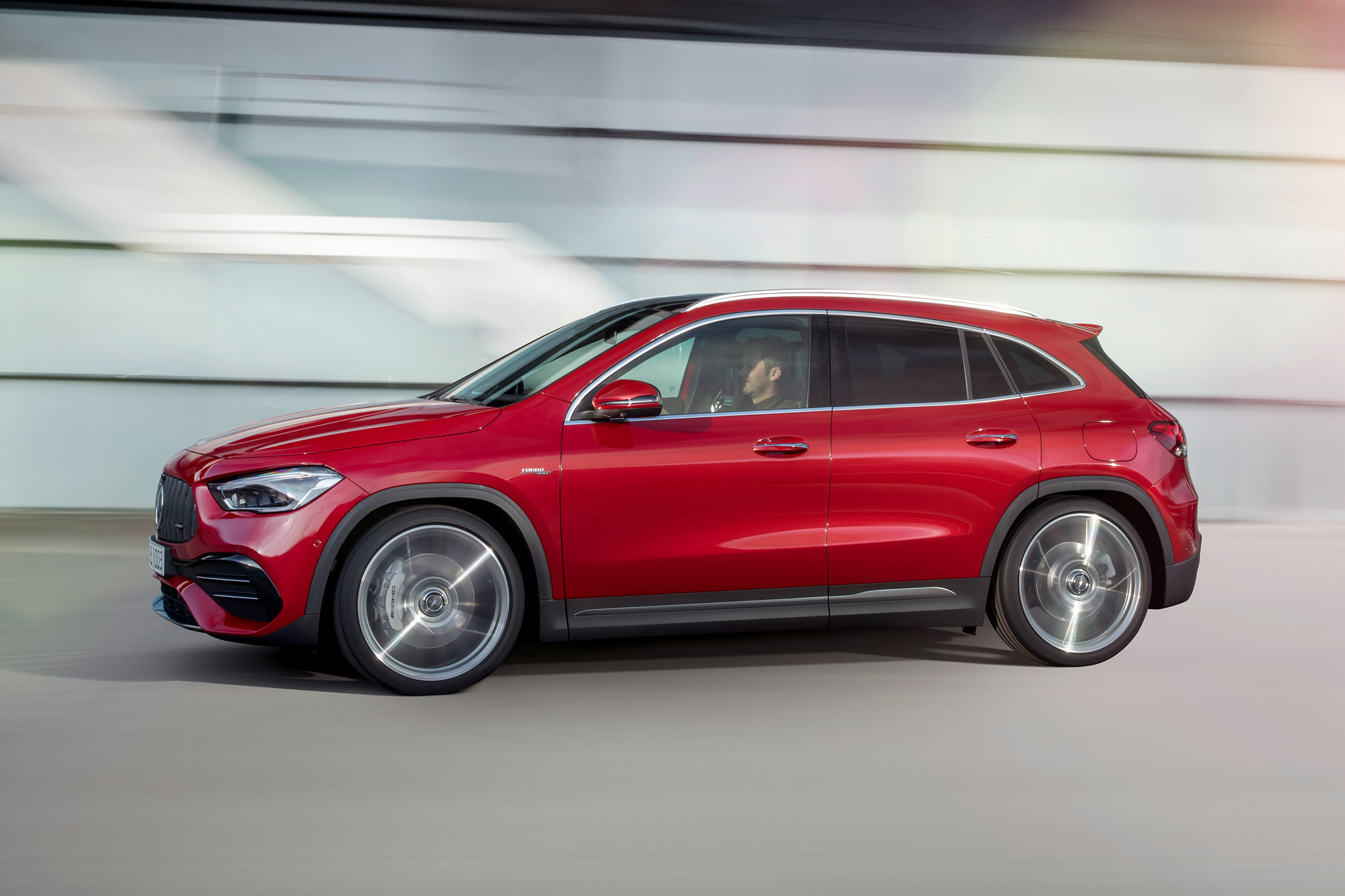 Mercedes-AMG GLA 35 - side