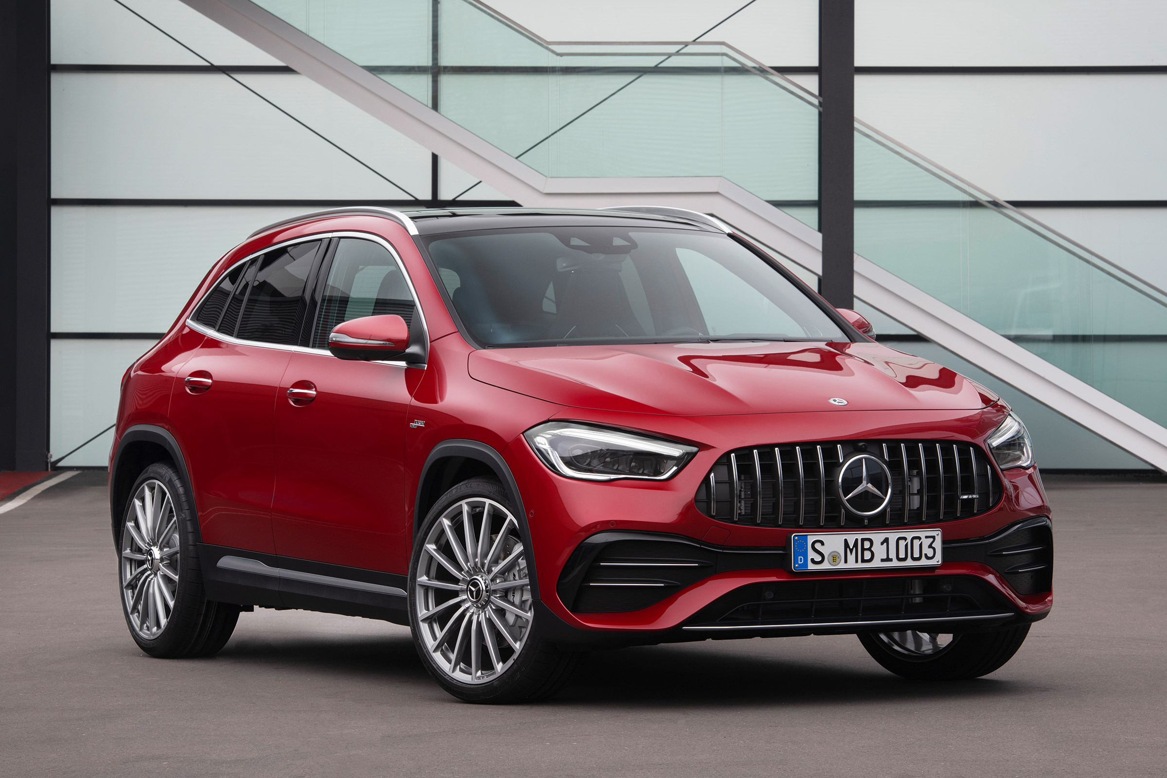 Mercedes-AMG GLA 35 - front static