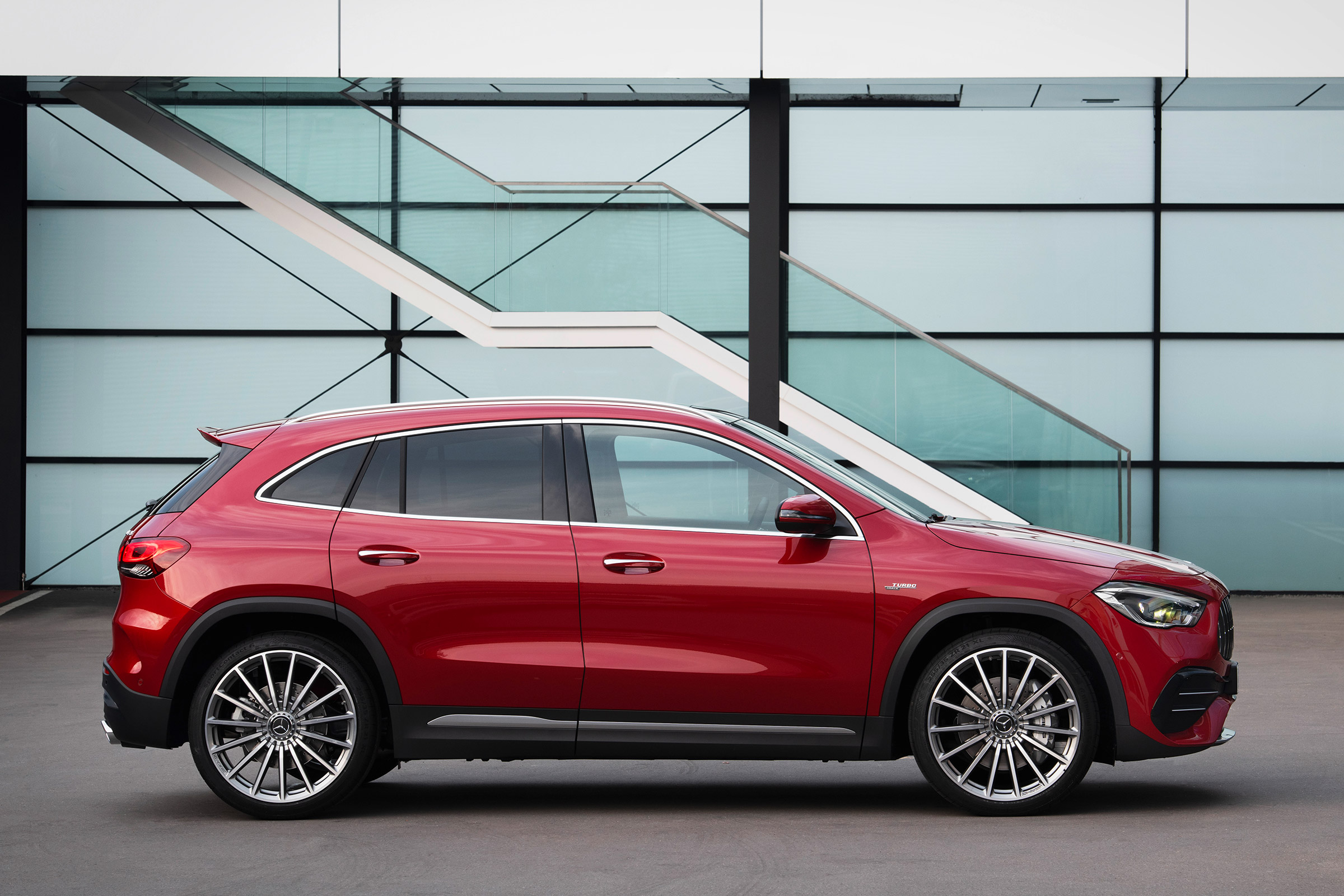 Mercedes-AMG GLA 35 - side static