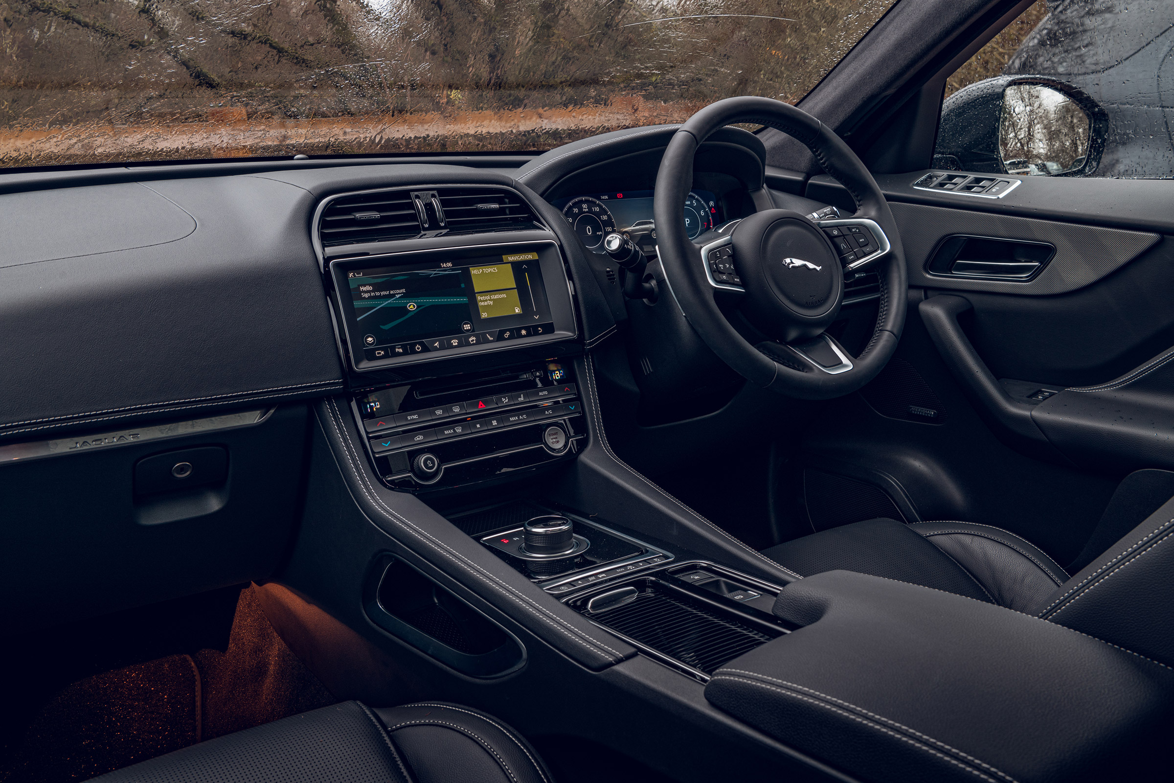 Jaguar F-Pace Chequered Flag - dash