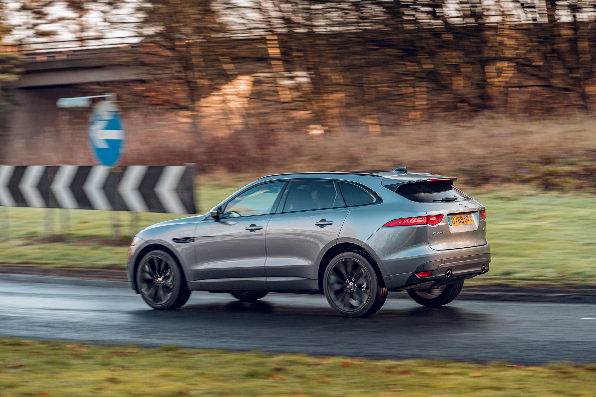 Jaguar F-Pace Chequered Flag - rear action