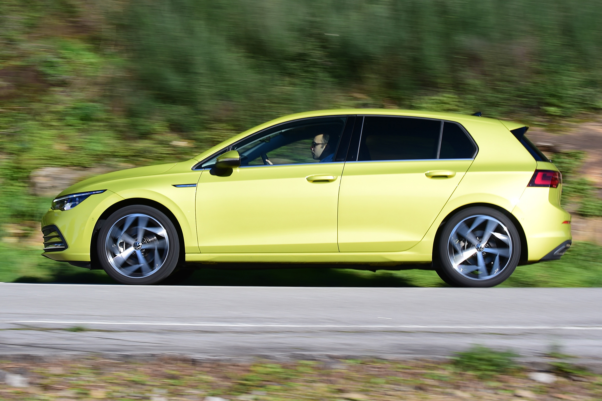 Volkswagen Golf Mk8 - side tracking