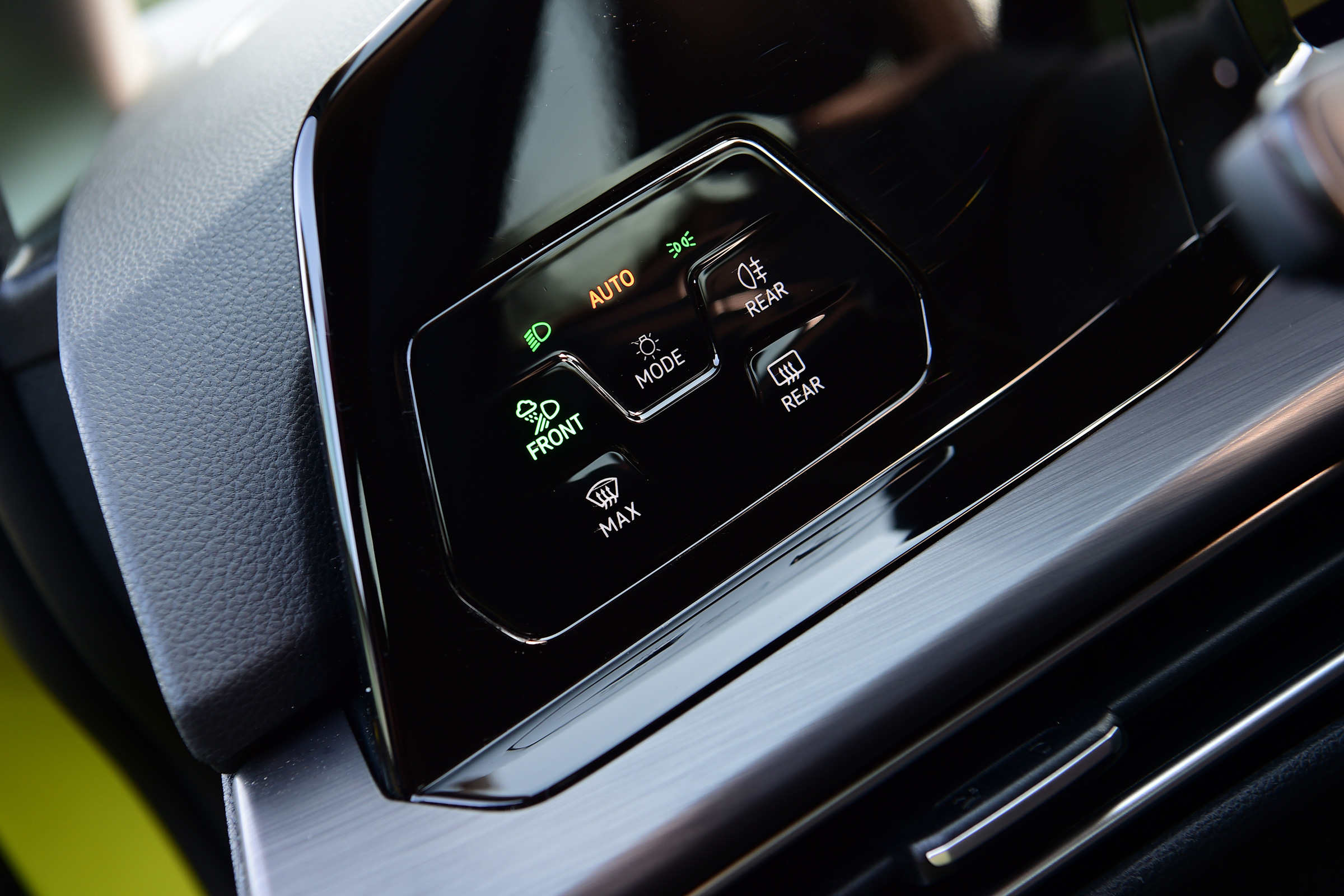 Volkswagen Golf Mk8 - touch controls