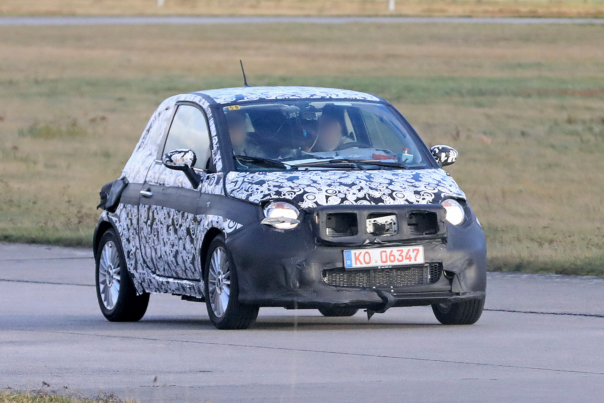 2020 Fiat 500 - spies - front tracking