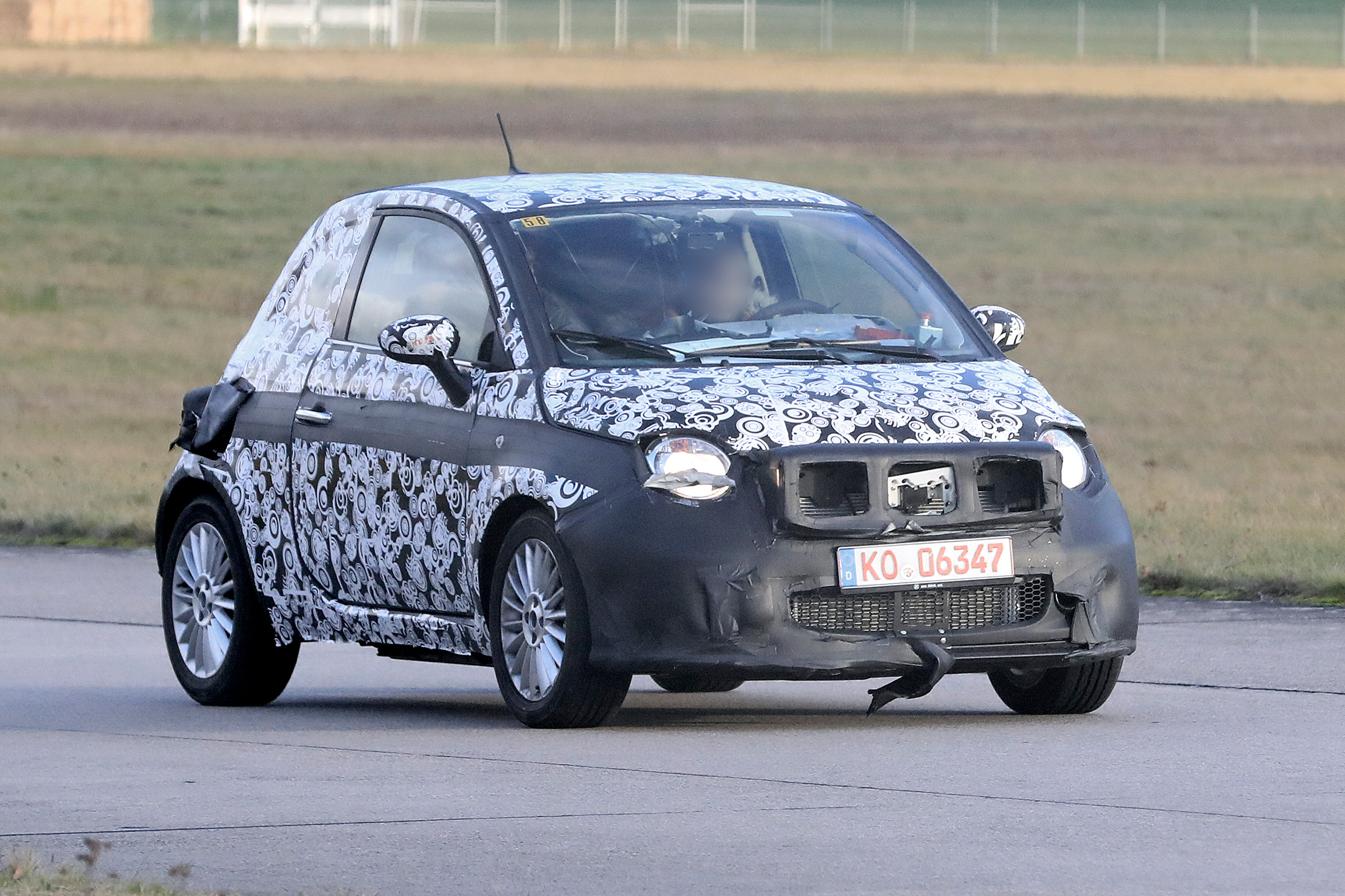 2020 Fiat 500 - spies - front tracking