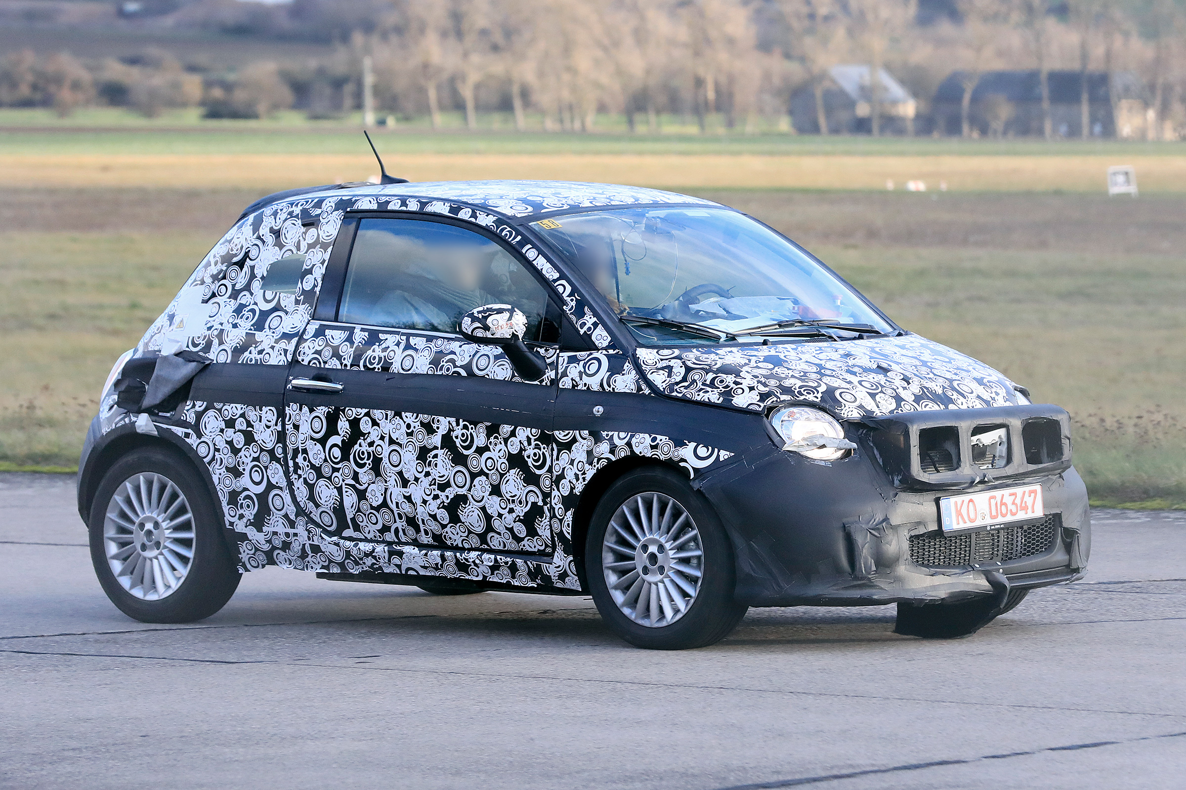 2020 Fiat 500 - spies - front 3/4 tracking