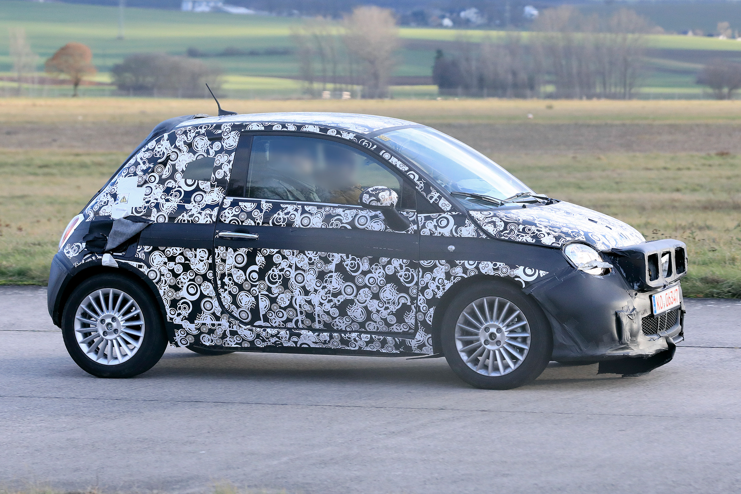 2020 Fiat 500 - spies - side tracking