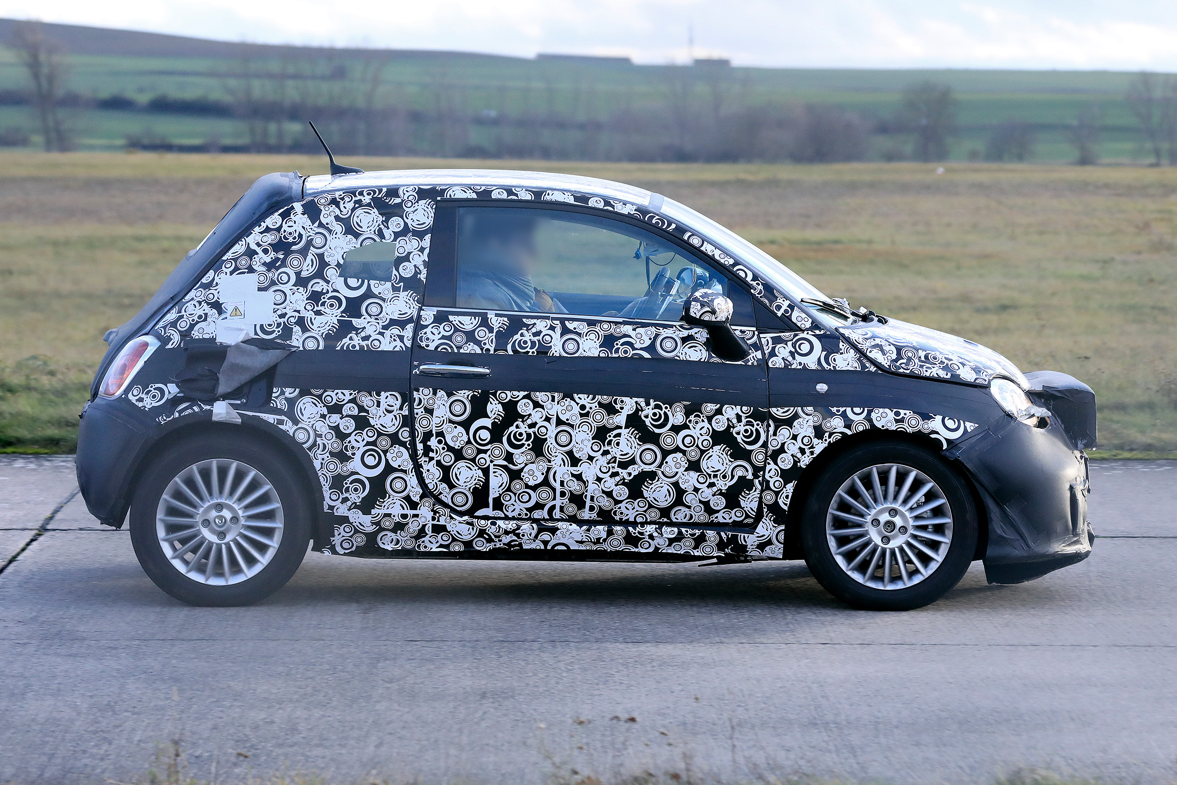 2020 Fiat 500 - spies - side tracking