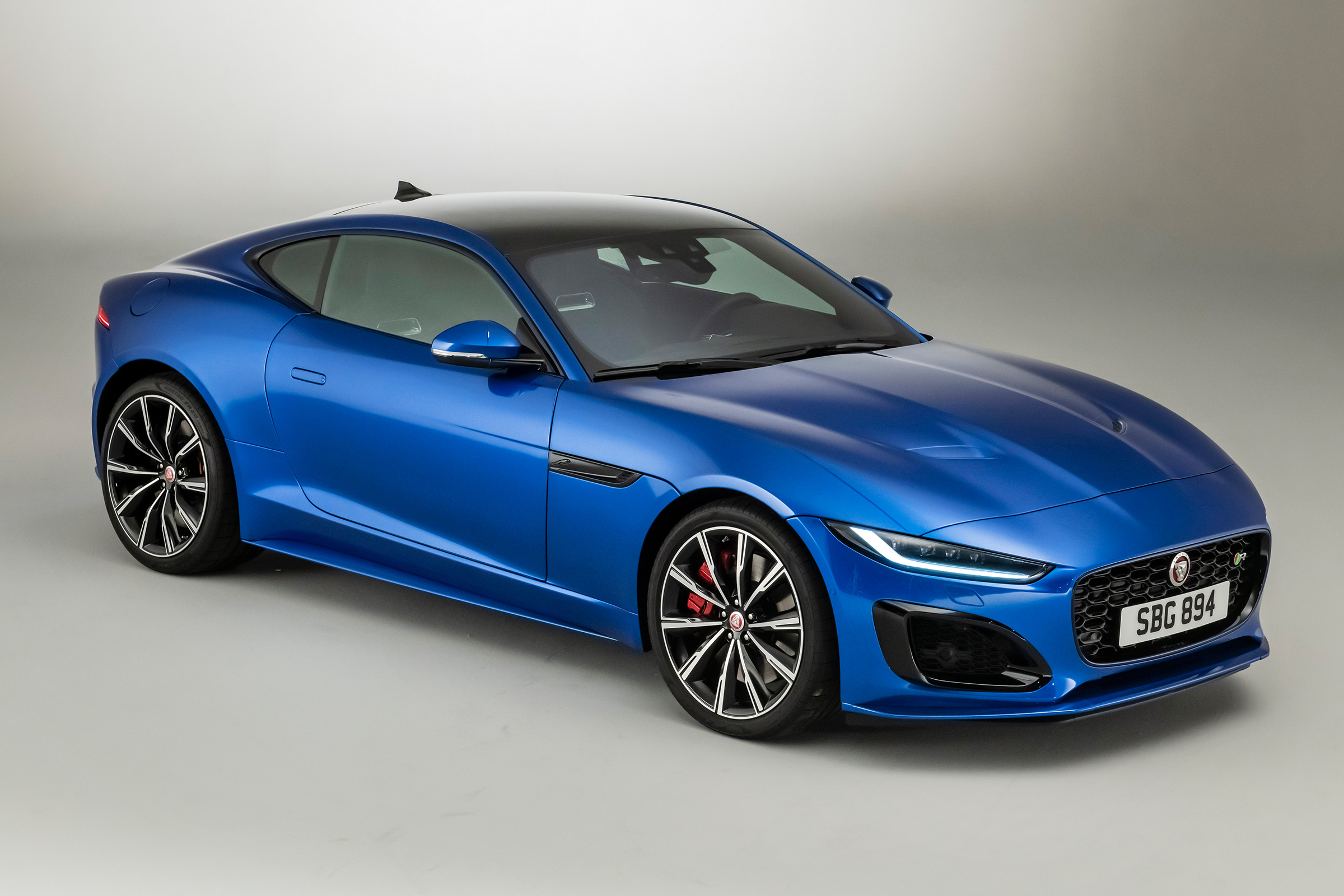 Jaguar F-Type - front 3/4 static 