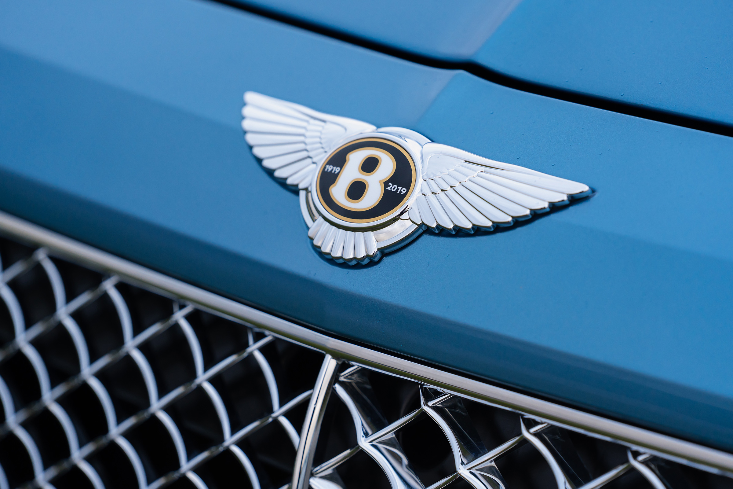 Bentley Bentayga Hybrid - badge