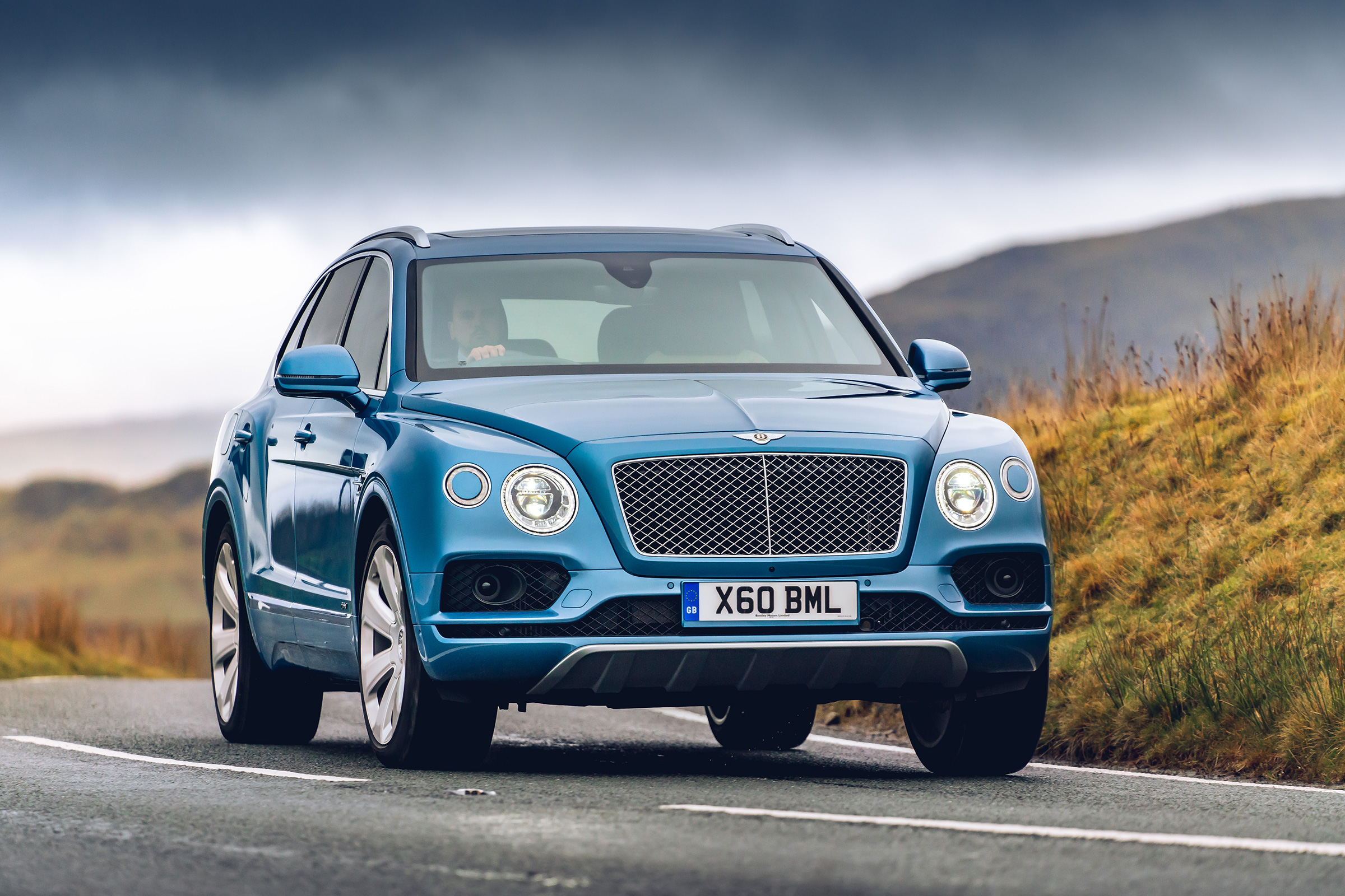 Bentley Bentayga Hybrid - front 