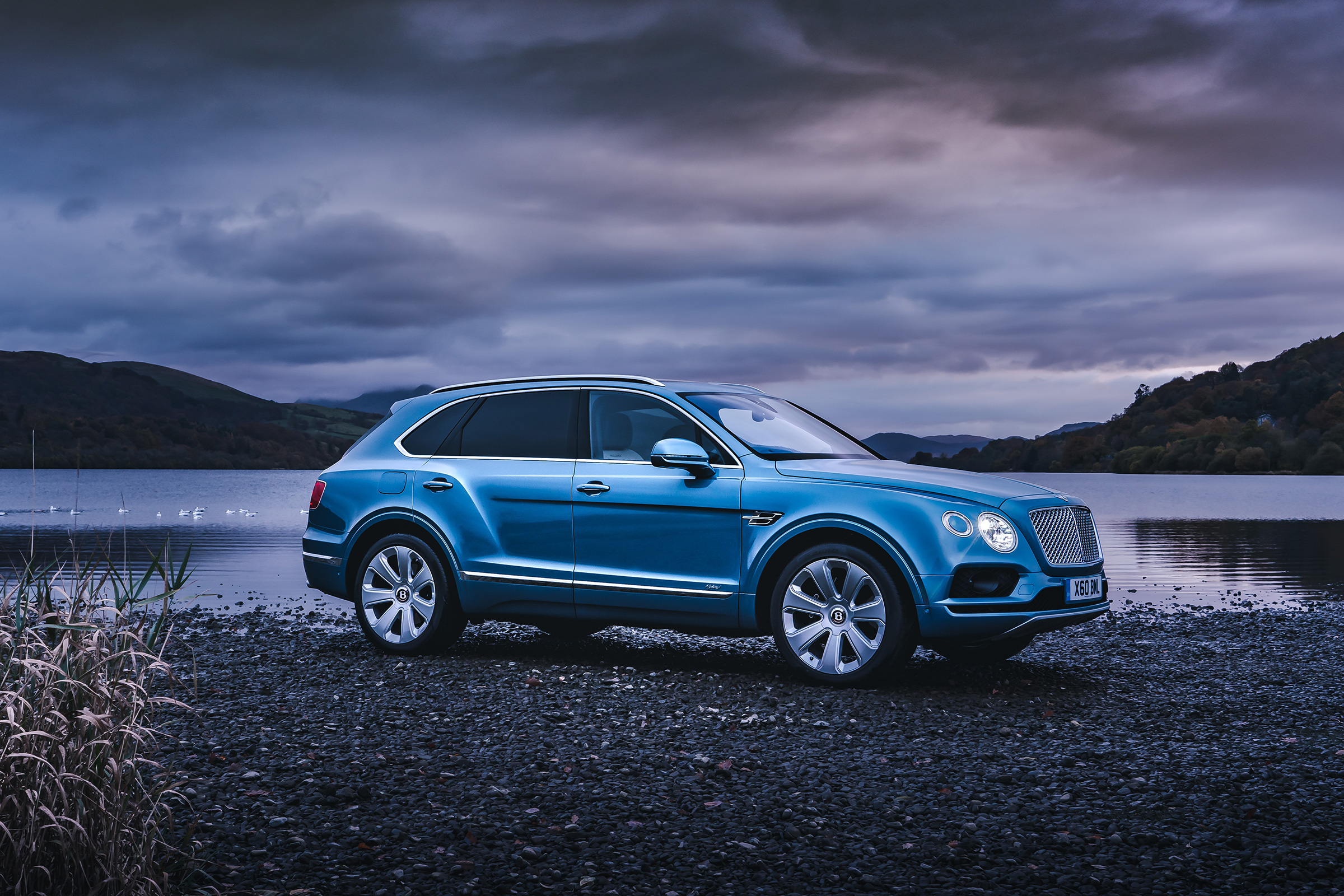 Bentley Bentayga Hybrid - side