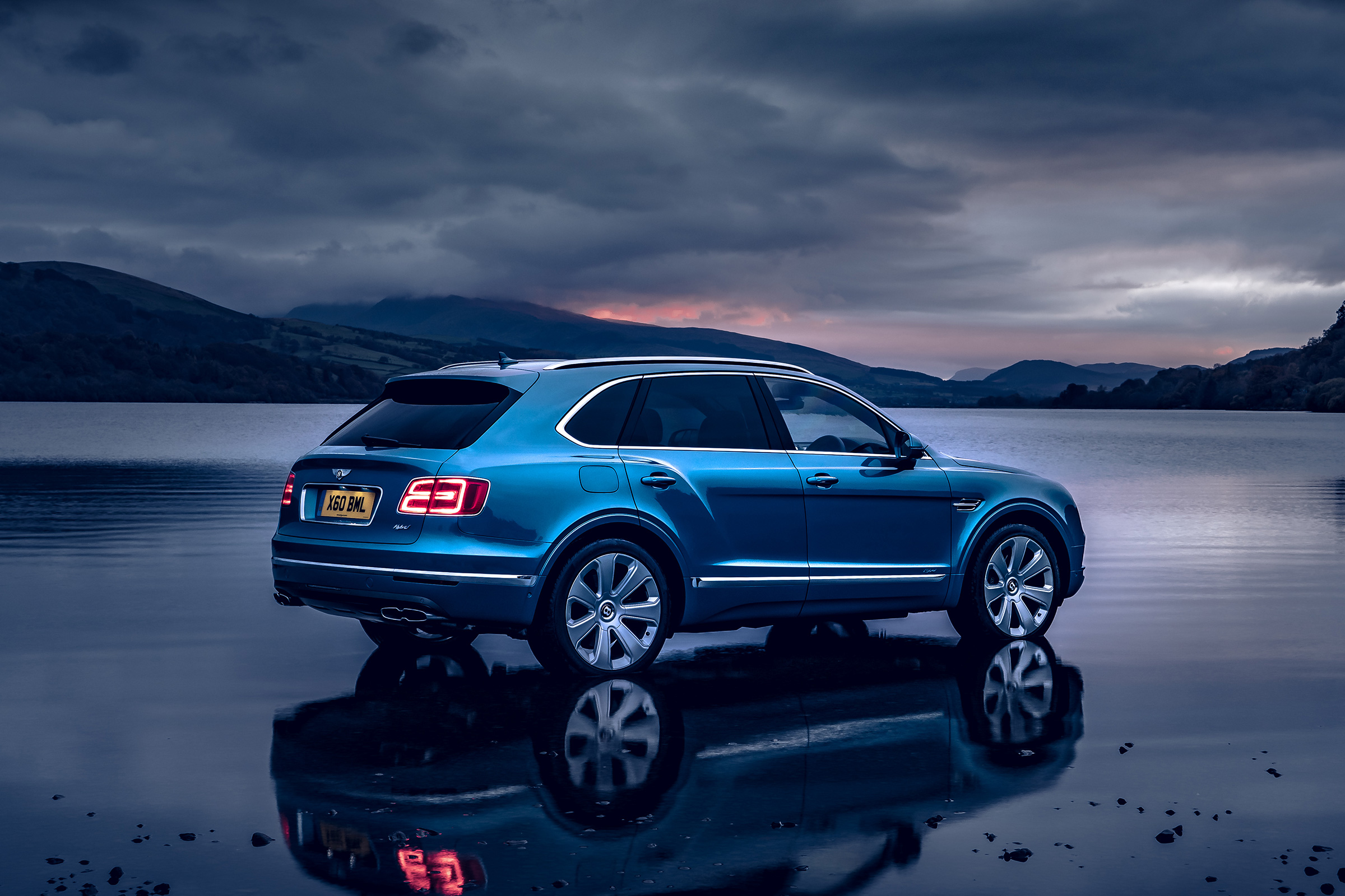 Bentley Bentayga Hybrid - rear