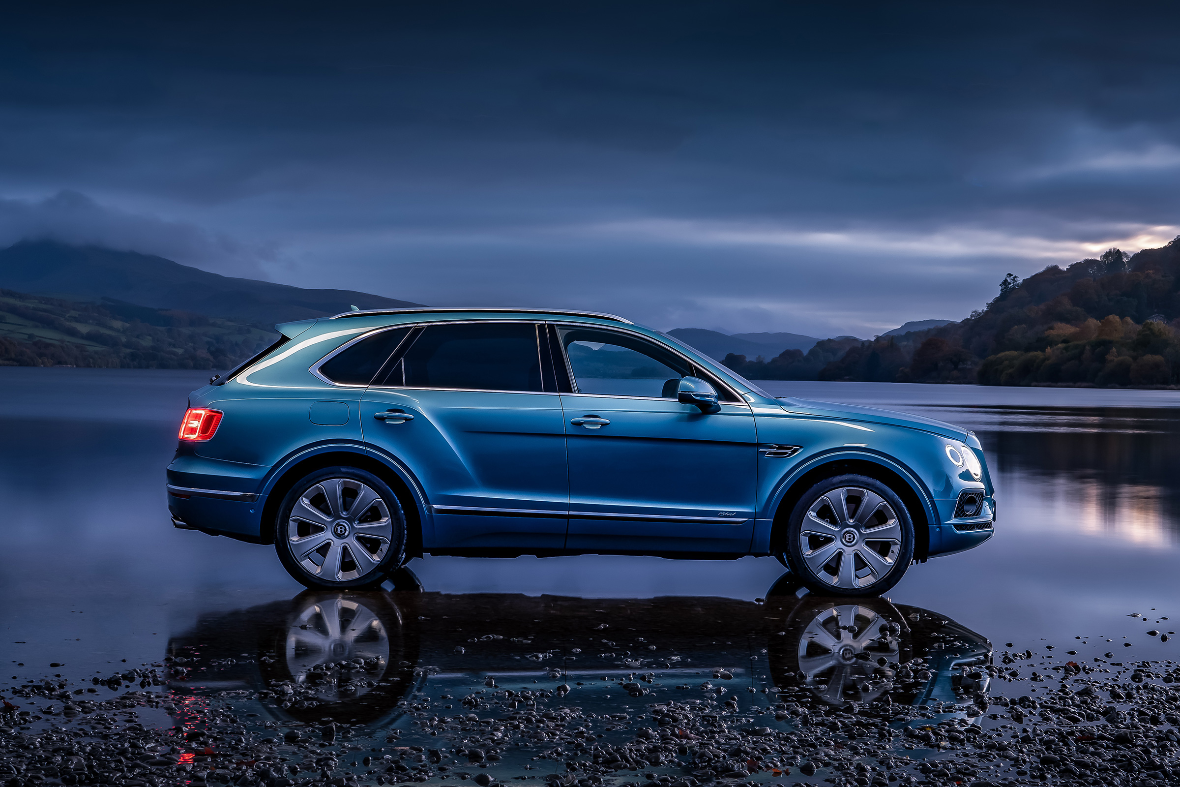 Bentley Bentayga Hybrid - side