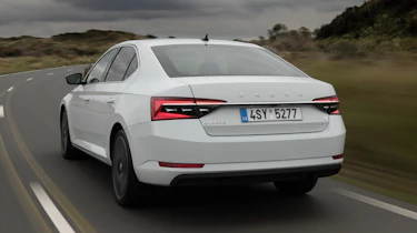 Skoda Superb iV - rear tracking
