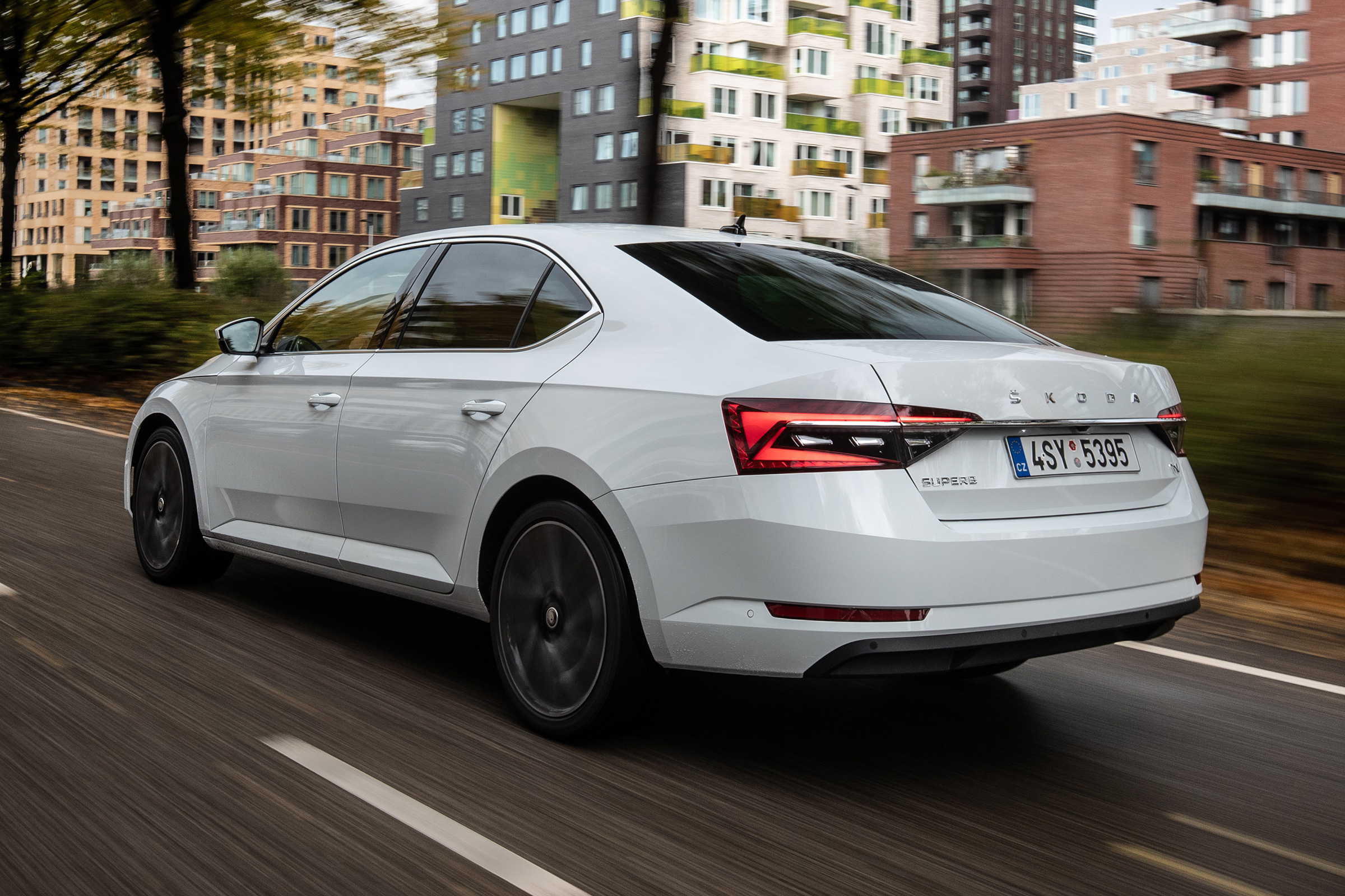 Skoda Superb iV - rear tracking